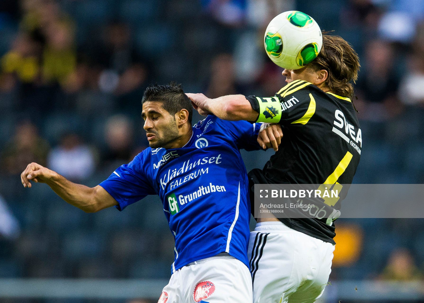 Åtvidabergs Imad Zatara i en nickduell med AIKs Nils-Eric