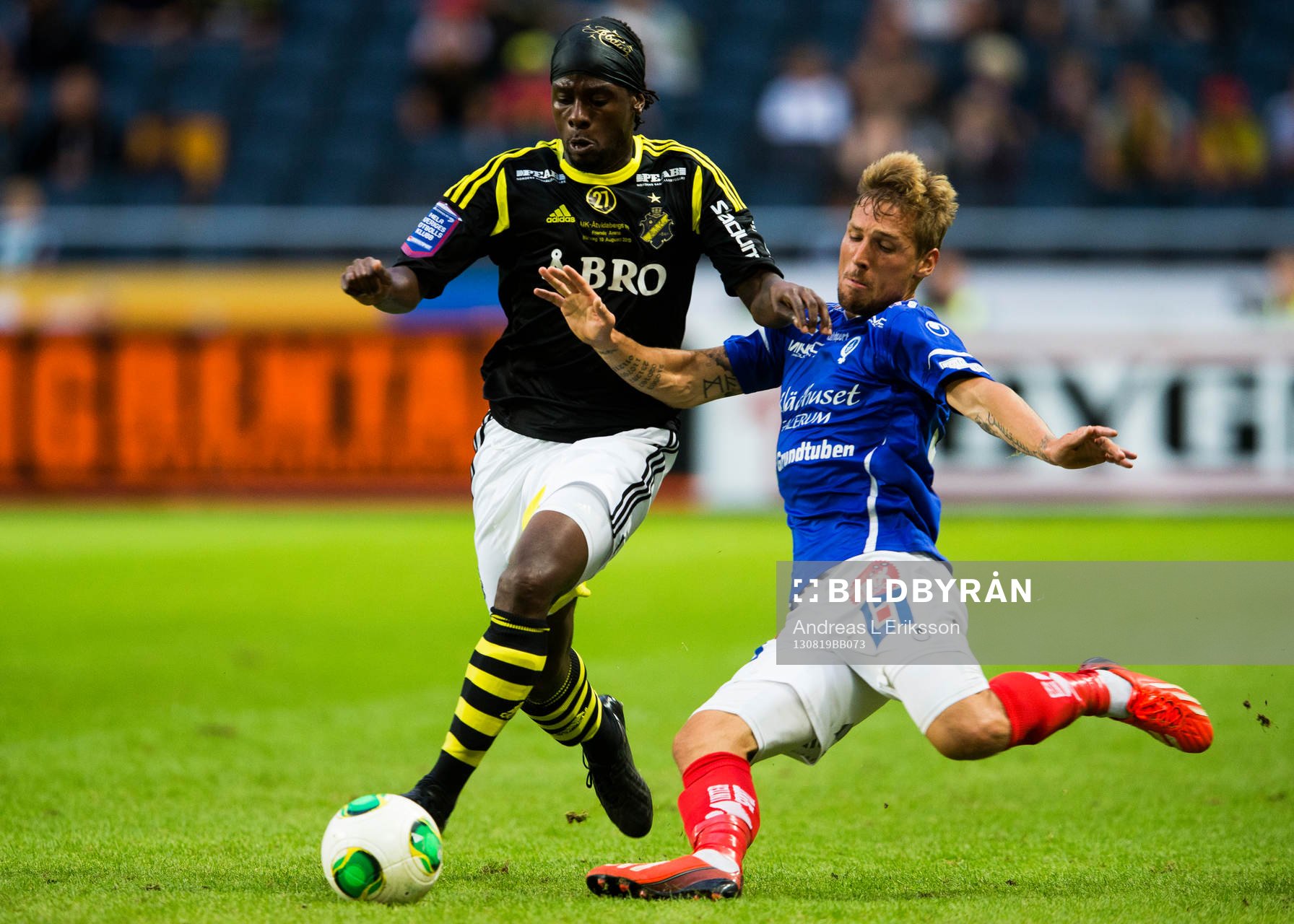 AIKs Martin Kayongo-Mutumba i kamp om bollen med Åtvidabergs Martin Christensen under fotbollsmatchen i Allsvenskan mellan AIK och Åtvidaberg den 19 augusti 2013 i Stockholm.