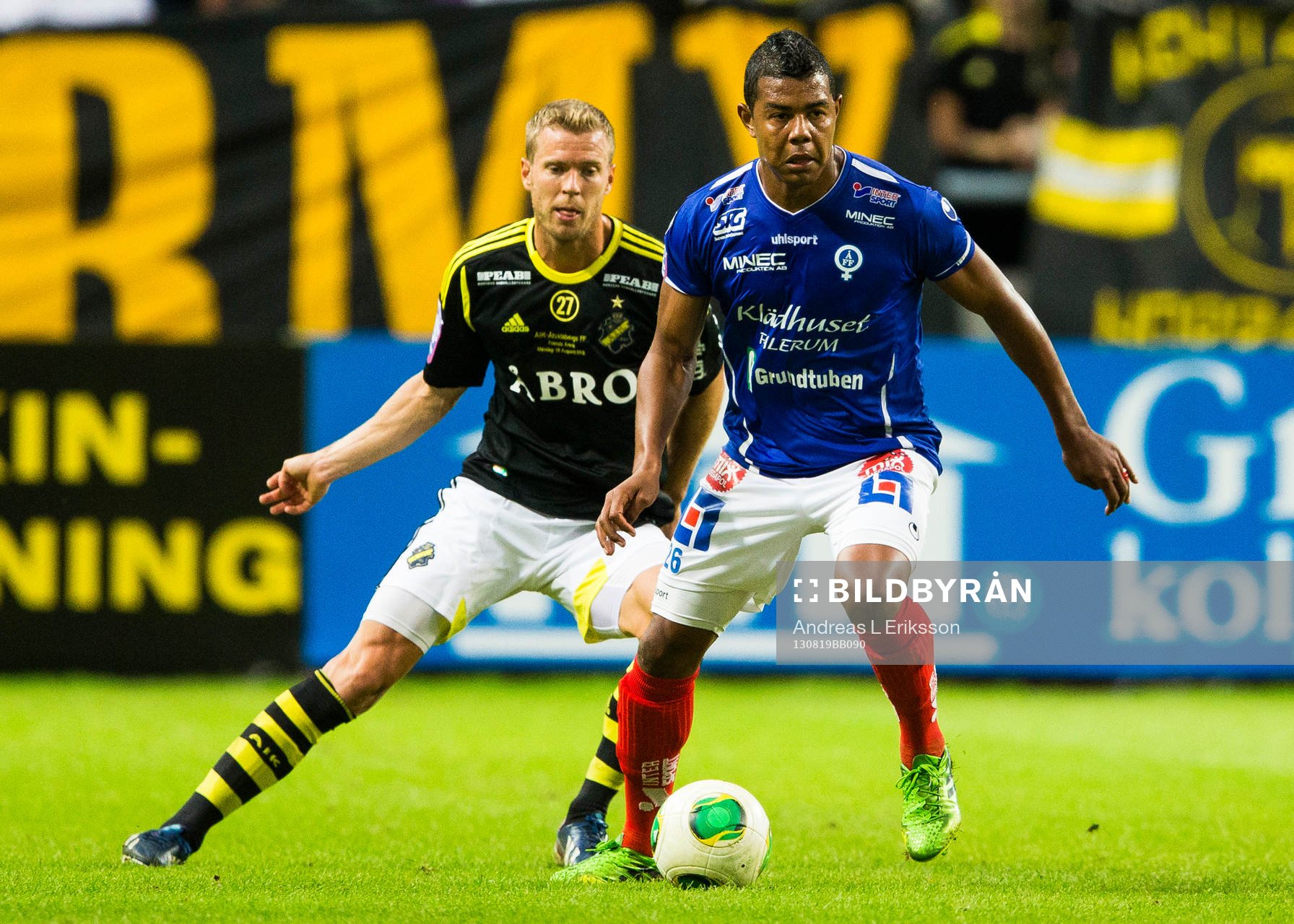 AIKs Per Karlsson bevakar Åtvidabergs Ricardo Santos