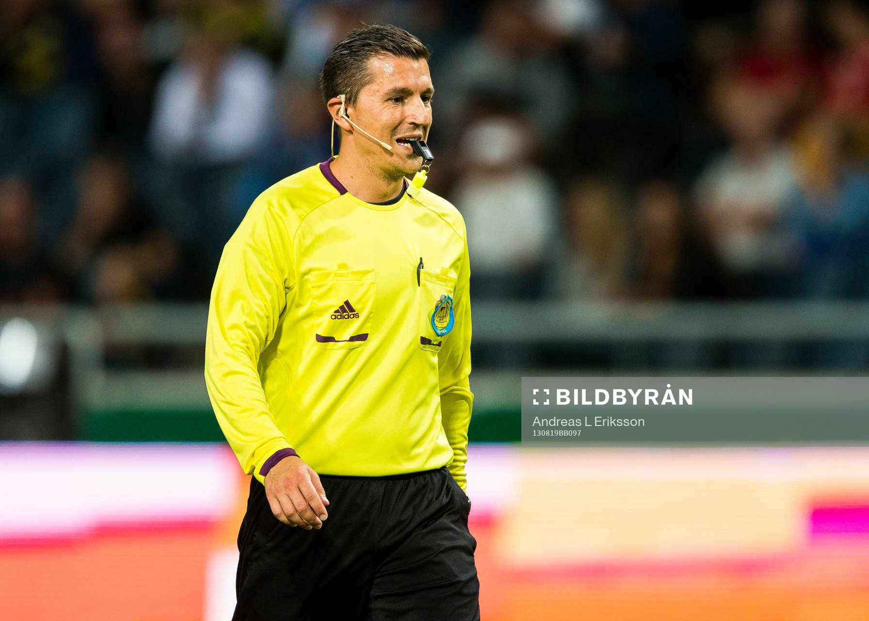 Domare Bojan Pandzic med visselpipan i munnen
