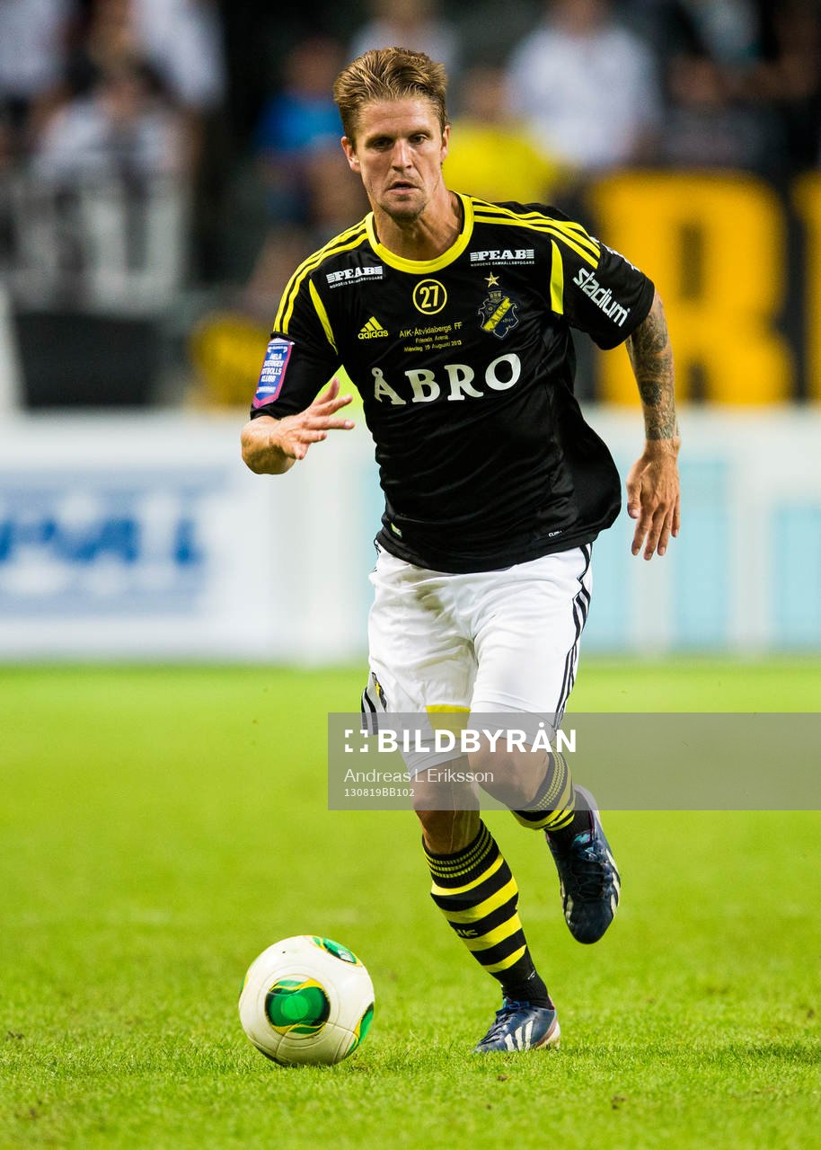 AIKs Martin Lorentzson med bollen under fotbollsmatchen i Allsvenskan mellan AIK och Åtvidaberg den 19 augusti 2013 i Stockholm. 