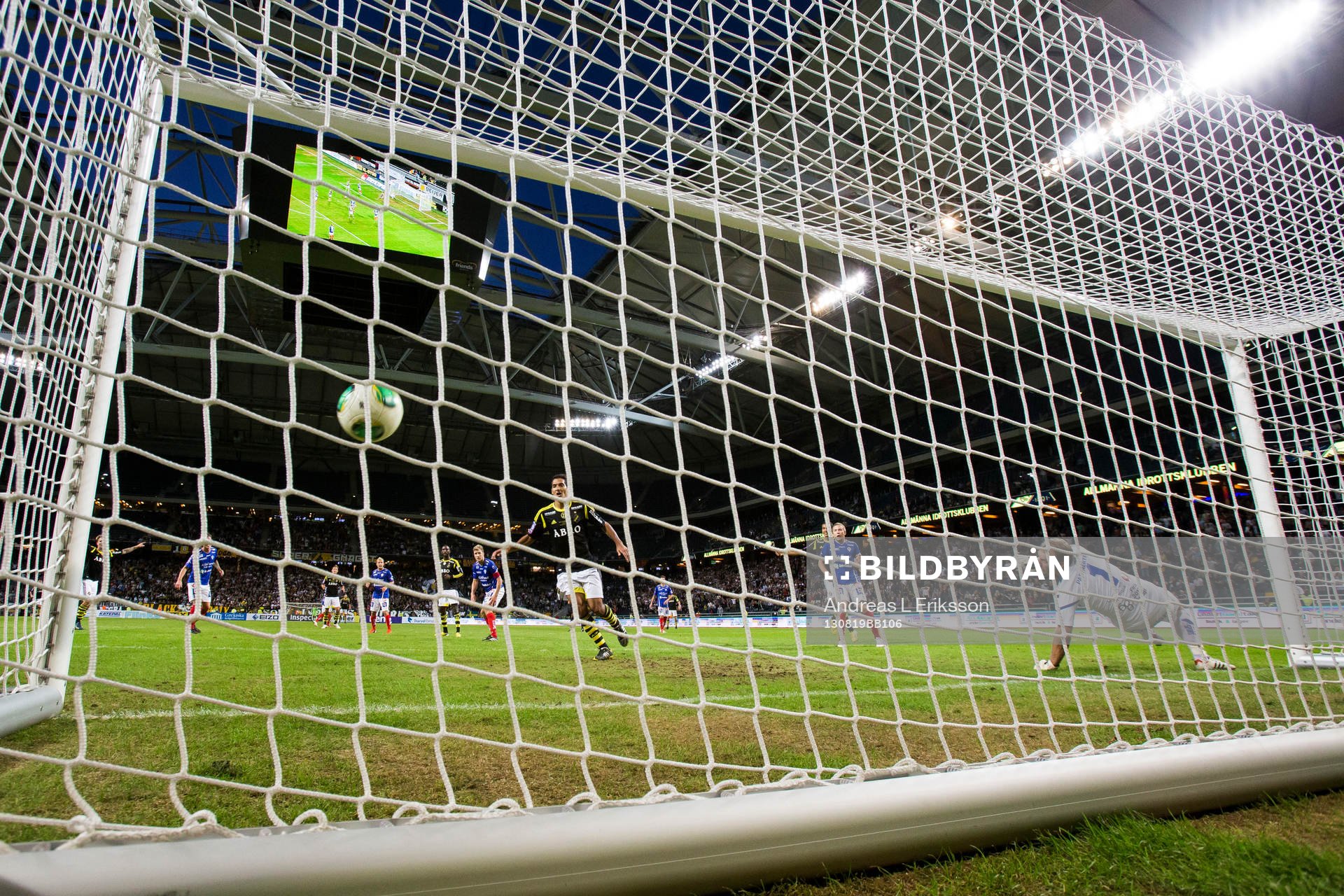 AIKs Henok Goitom nickar in 3-2 bakom Åtvidabergs målvakt Henrik Gustavsson menad AIKs Calso Borges jublar under fotbollsmatchen i Allsvenskan mellan AIK och Åtvidaberg den 19 augusti 2013 i Stockholm.