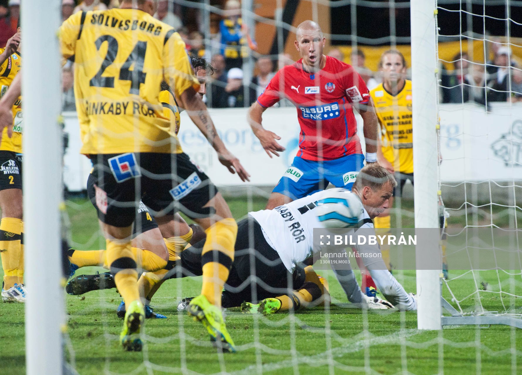Fotboll, allsvenskan, Mjällby - Helsingborg: Bollen ville inte in, inte ens här när Mattias Lindström är så här nära i den allsvenska matchen mellan Mjällby och Helsingborg.