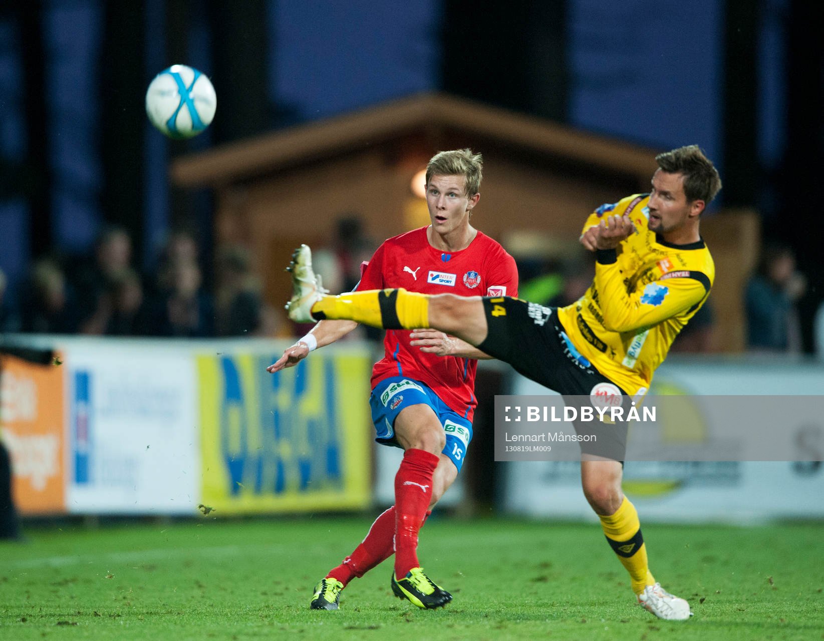 Emil Krafth, Helsingborg,och Daniel Nicklasson, Mjällby,  i