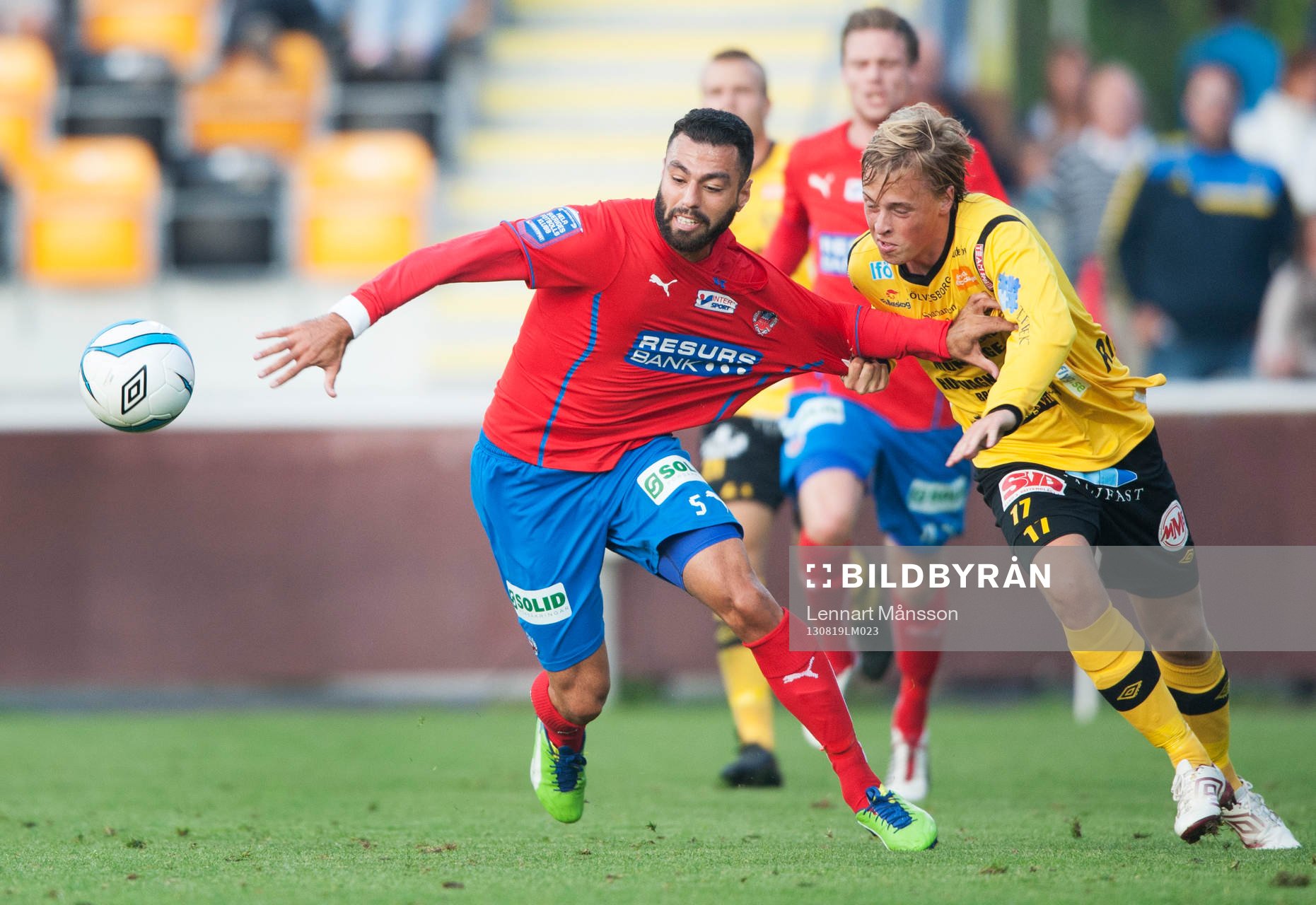 Robin Strömberg, Mjällby, drar Imad Khalili, Helsingborg,