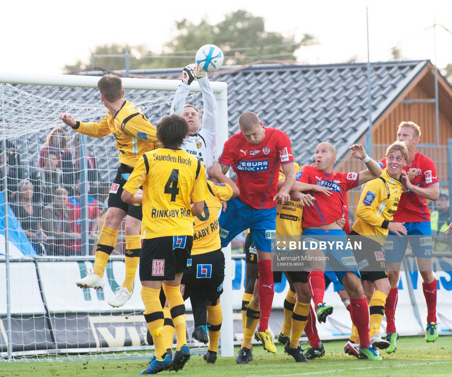 Klungspel, Mattias Asper, målvakt, Mjällby, greppar bollen