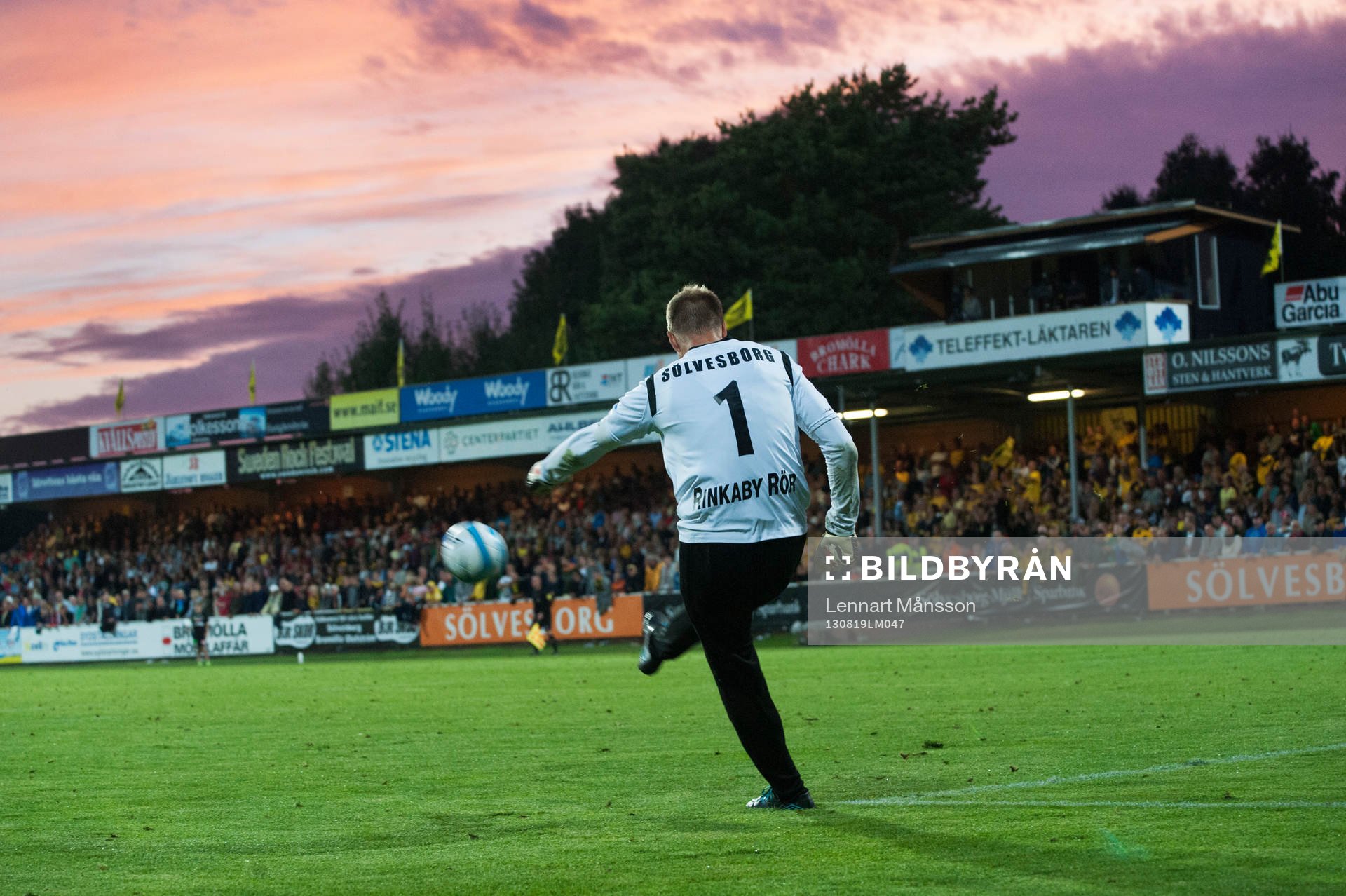 Fotboll, allsvenskan, Mjällby - Helsingborg: Mattias Asper, Mjällby, inspark i den allsvenska matchen mellan Mjällby och Helsingborg. Himmel, kvällshimmel, läktare
