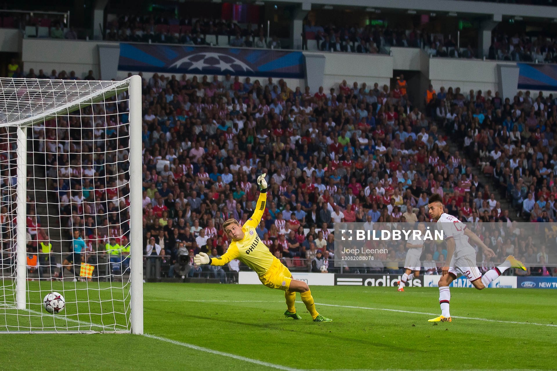 EINDHOVEN, PSV - AC Milan, voetbal, kwalificatie Champions League, seizoen 2013-2014, 20-08-2013, Philips Stadion, PSV keeper Jeroen Zoet (M) is kansloos op de kopbal voor 0-1 van AC Milan speler Stephan El Shaarawy (R).