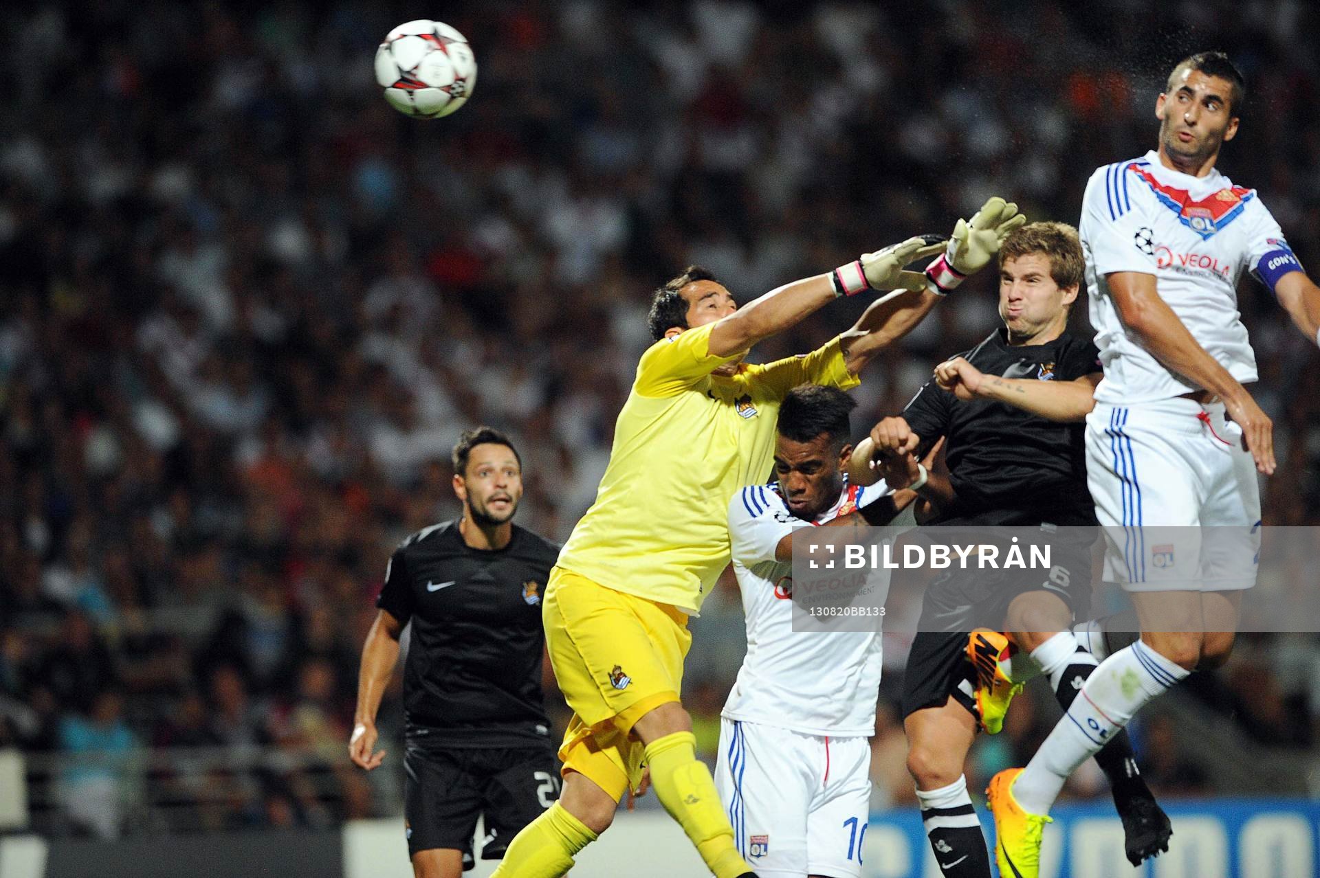 Fotboll, Kval till Champions League, Olympique Lyon - Real Sociedad: Claudio BRAVO / Maxime GONALONS - 20.08.2013 - Lyon / Real Sociedad - Ligue des Champions Play Off