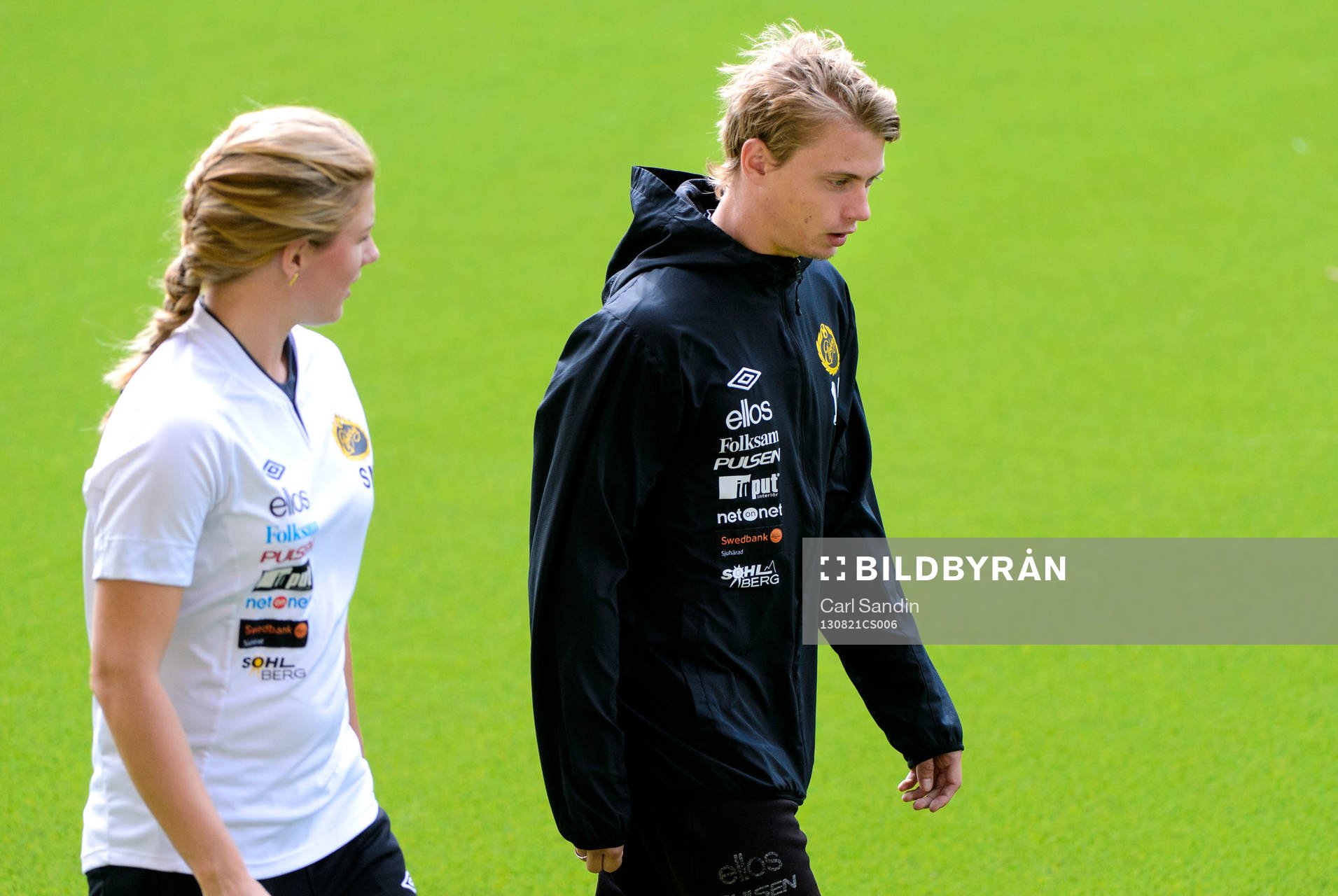Elfsborgs Simon Hedlund (h) pratar med sjukgymnast Susanne
