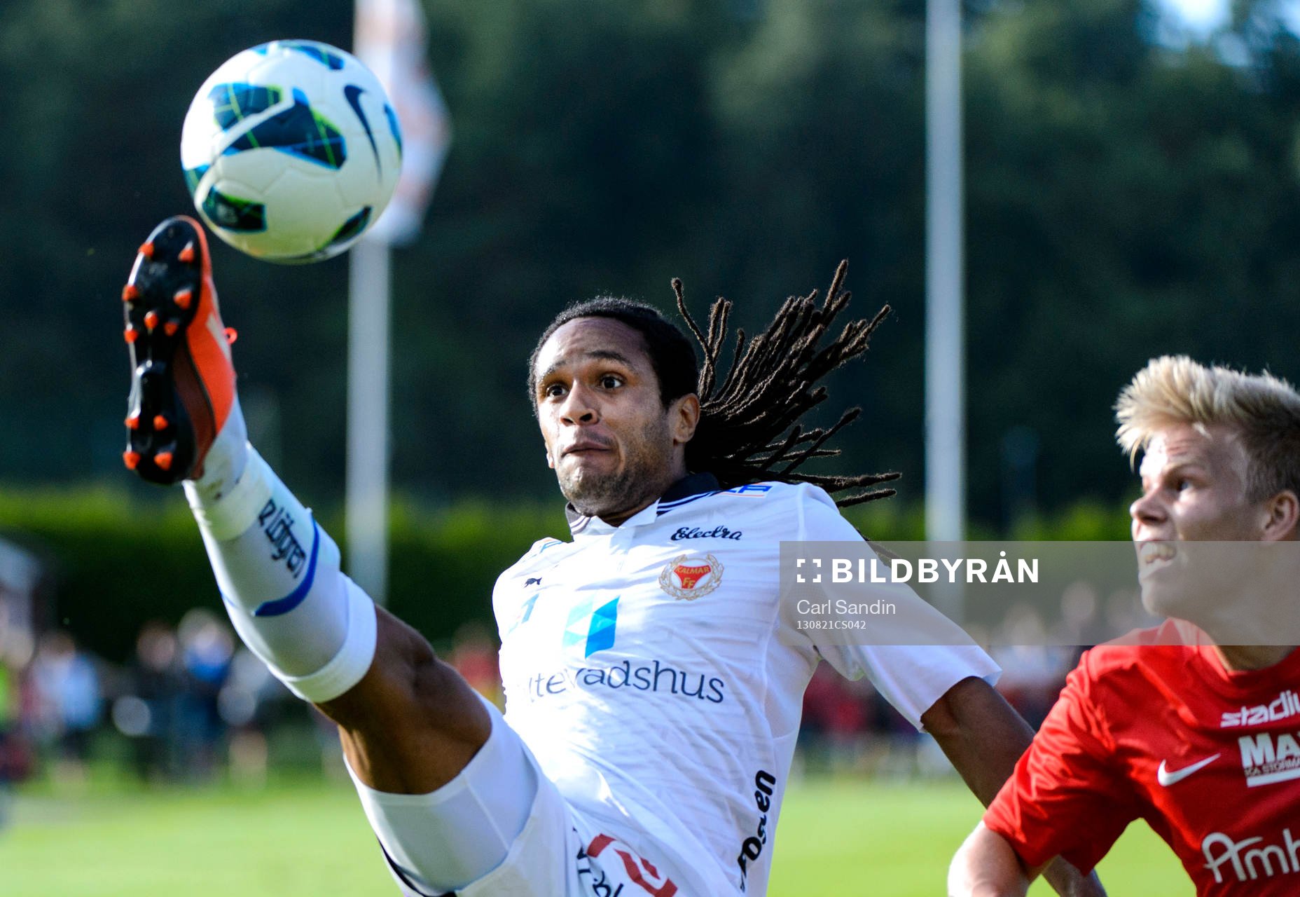 Kalmars Jonathan McDonald Porras i närkamp med Torslandas Joakim Hall under matchen i Svenska Cupen mellan Torslanda och Kalmar 21 juli 2013 i Torslanda.