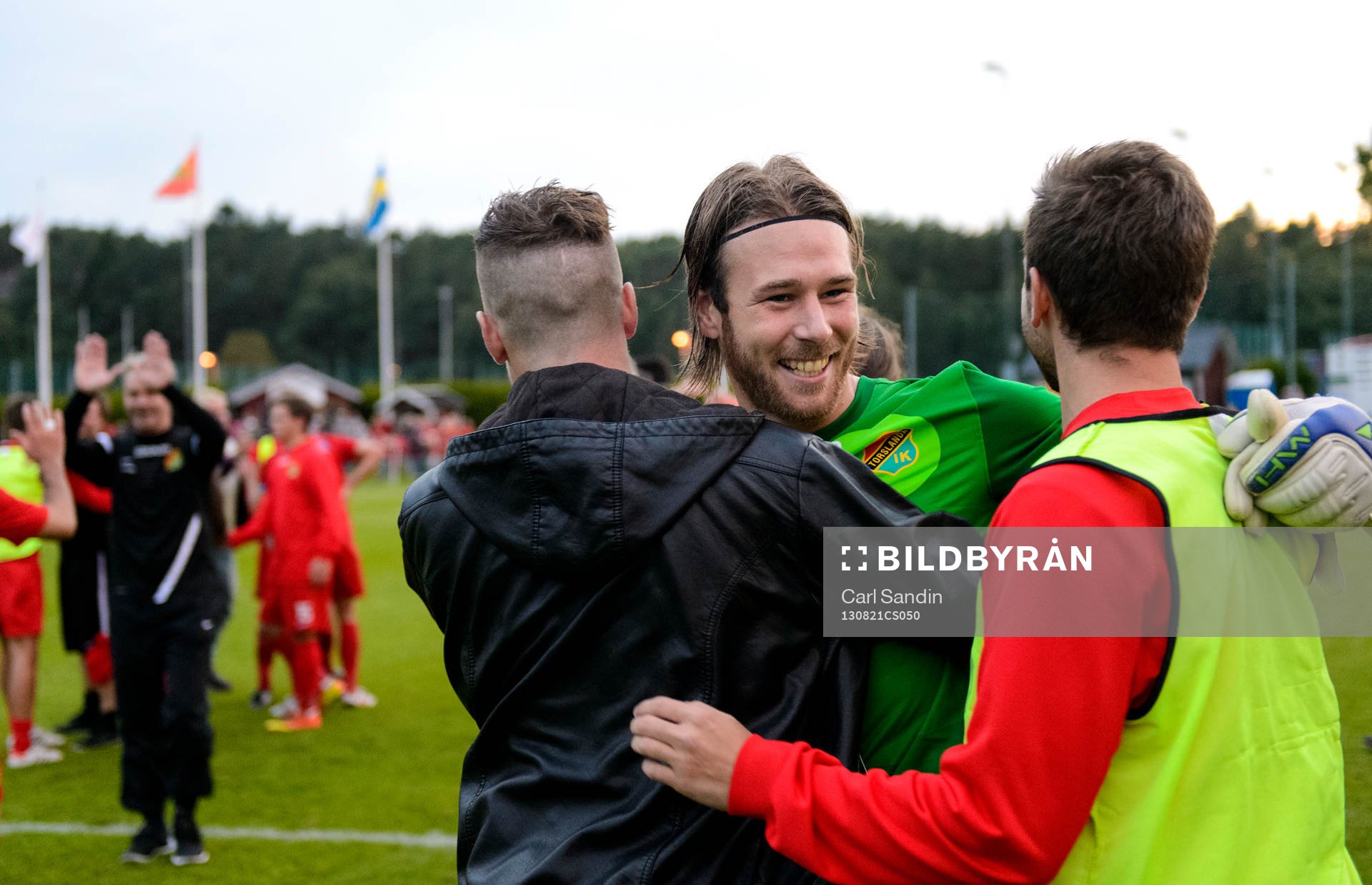 Torslandas målvakt David Stenman kramar om sina lagkamrater efter matchen i Svenska Cupen mellan Torslanda och Kalmar 21 juli 2013 i Torslanda.