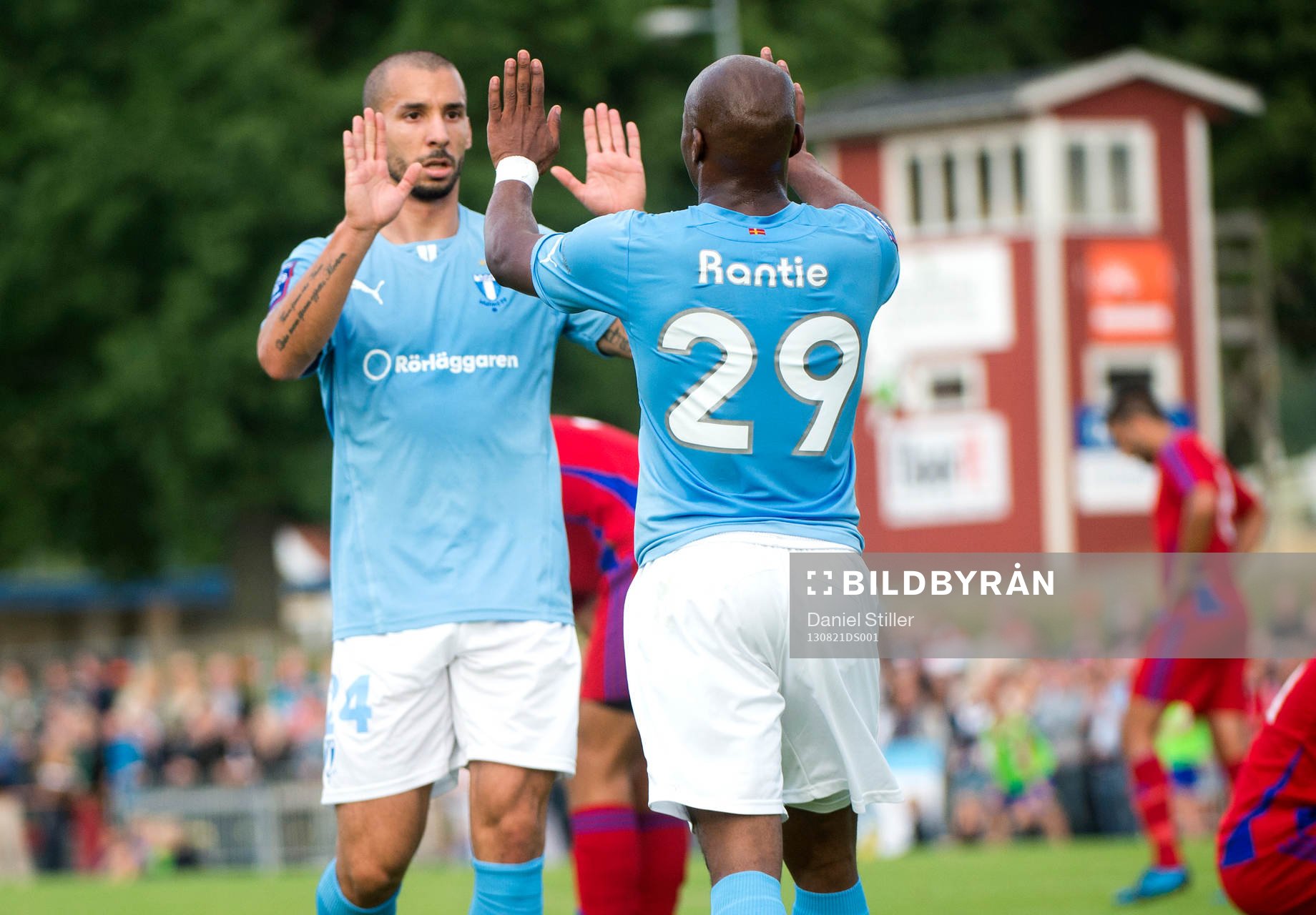 Malmös Tokelo Rantie gör 0-1 och gratuleras av Guillermo