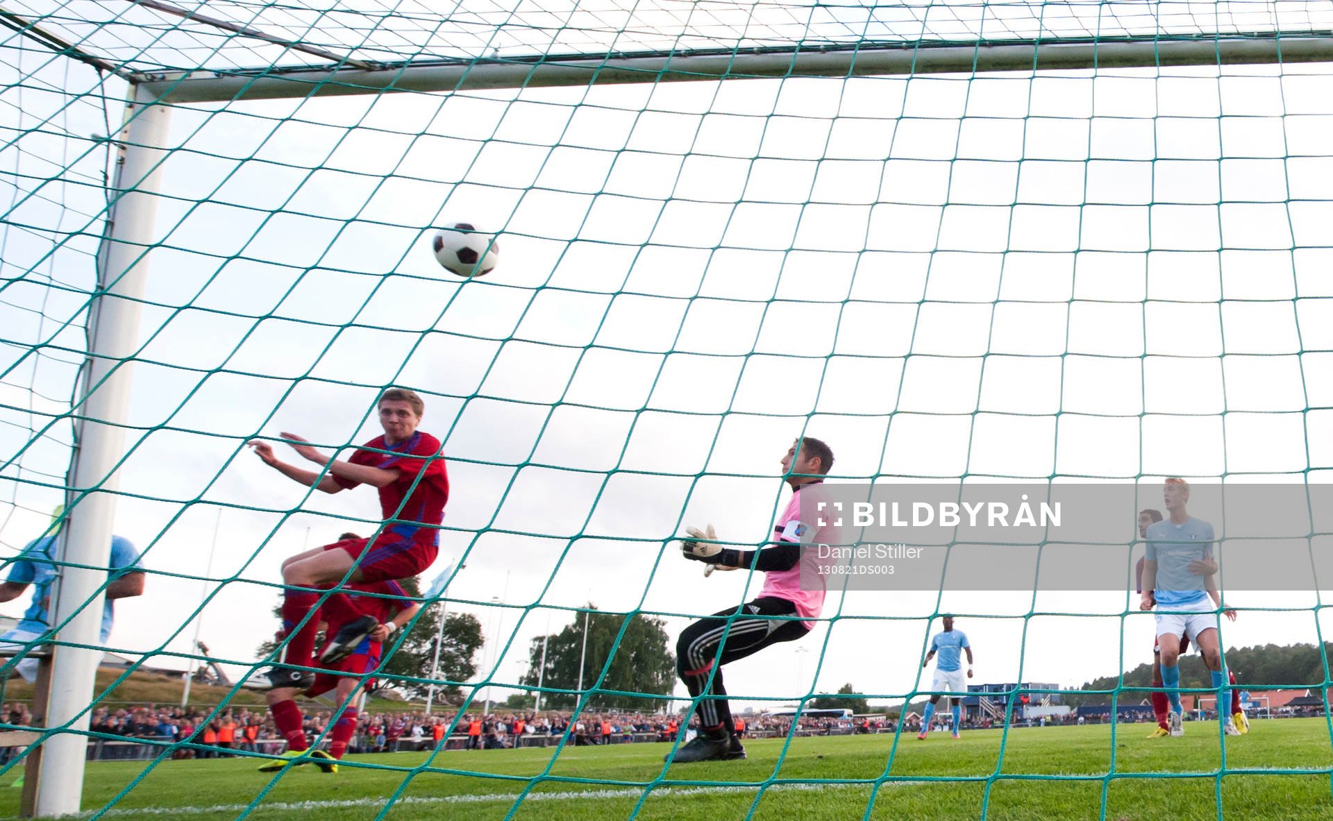 Sävedalens David Franklin gör självmål vilket betyder 0-2 till Malmö under matchen mellan Sävedalen och Malmö FF i Svenska Cupen i fotboll 21 augusti 2013 i Göteborg .
