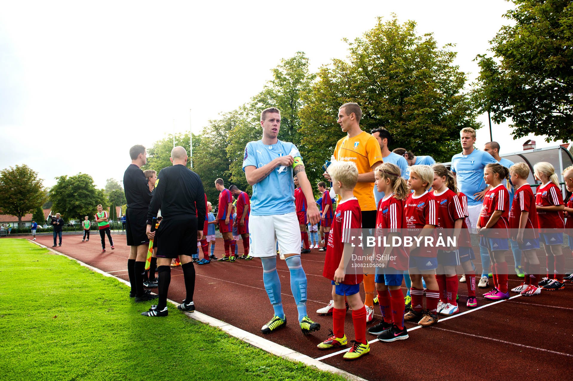 Pontus Jansson och Malmö FF på väg in till matchen