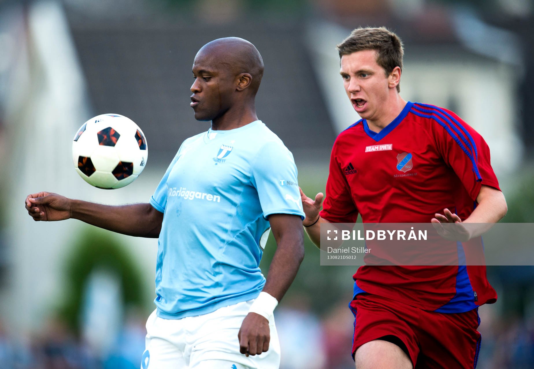 Malmös Tokelo Rantie och Sävedalens David Franklin under matchen mellan Sävedalen och Malmö FF i Svenska Cupen i fotboll 21 augusti 2013 i Göteborg .