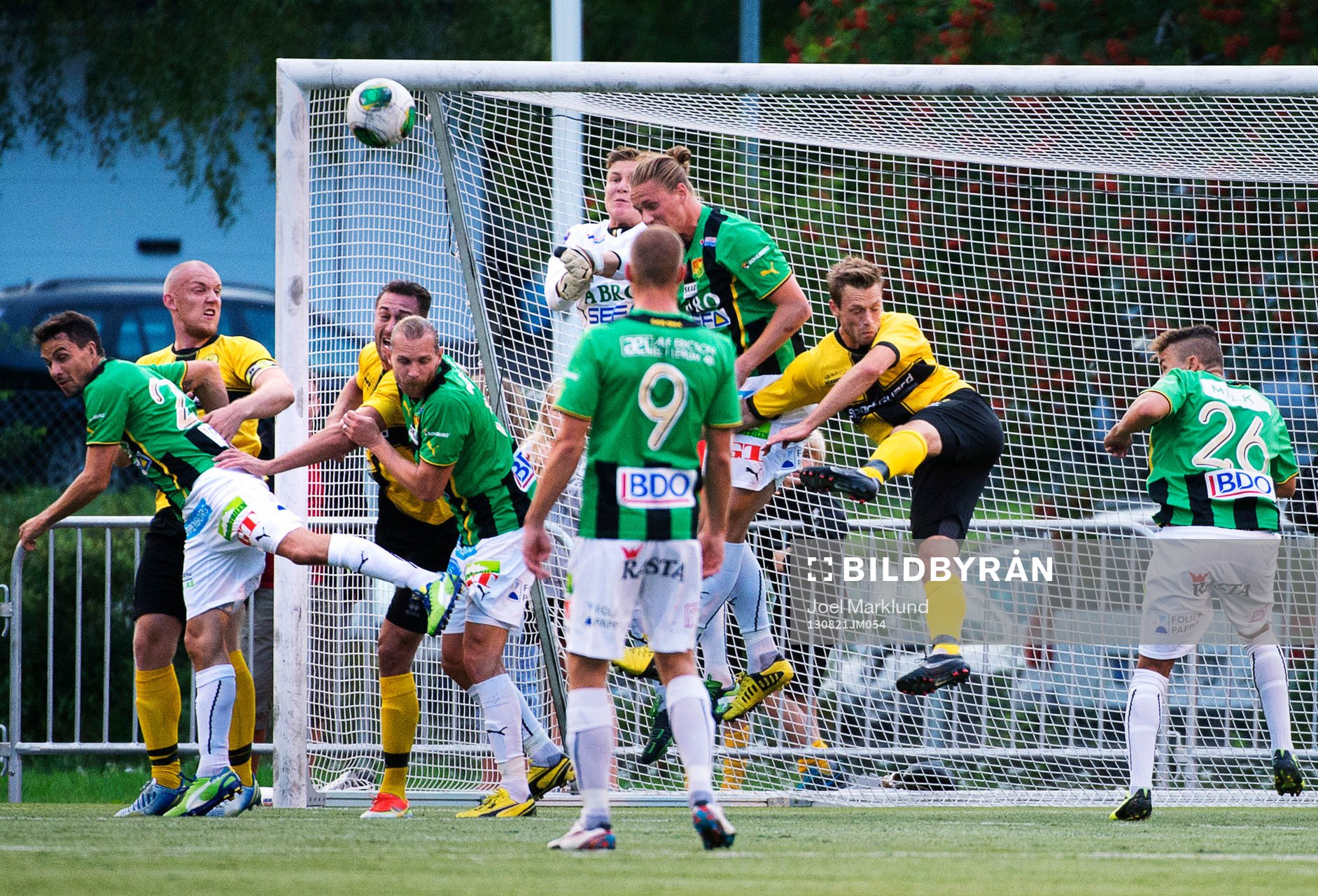 GAIS målvakt Oliver Gustavsson boxar ut bollen på en