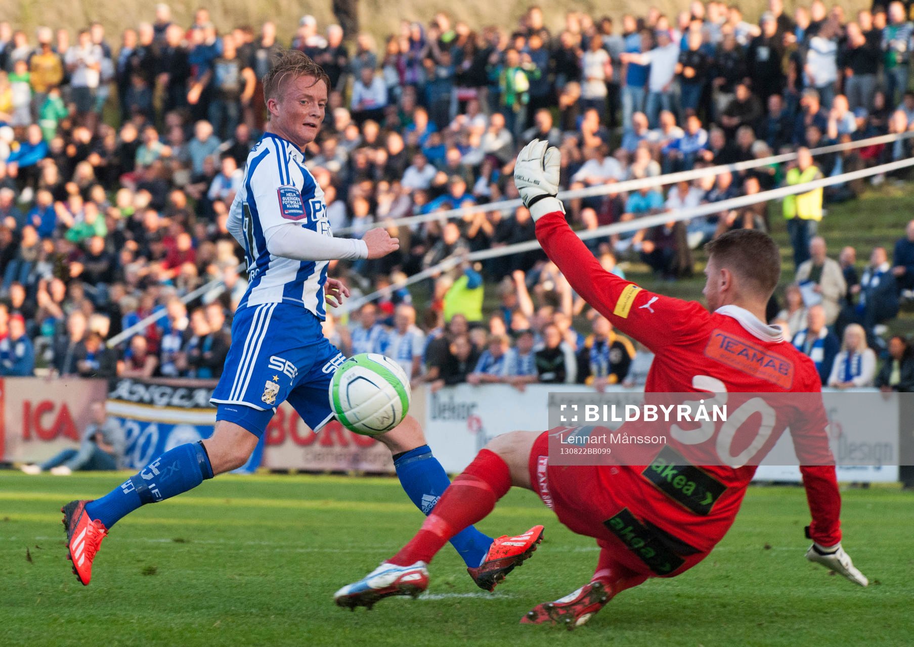 Sam Larsson, IFK Göteborg, chippar förbi Peter Nilsson,