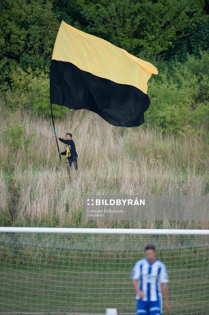 Flagga, fana, Lunds BK, och en spelare från IFK Göteborg,