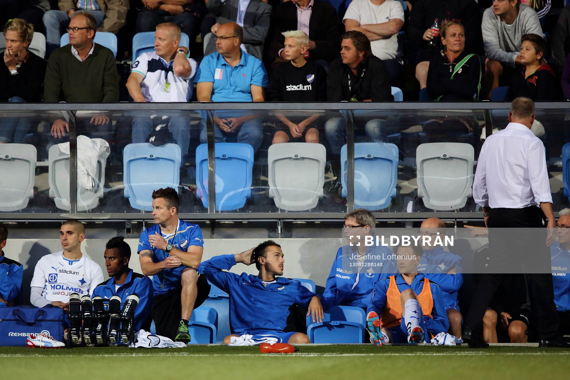 Norrköpings Emir Kujovic sitter på bänken i fotbollsmatchen mellan Norrköping och Djurgården i Allsvenskan i fotboll den 22 augusti 2013 i Norrköping.