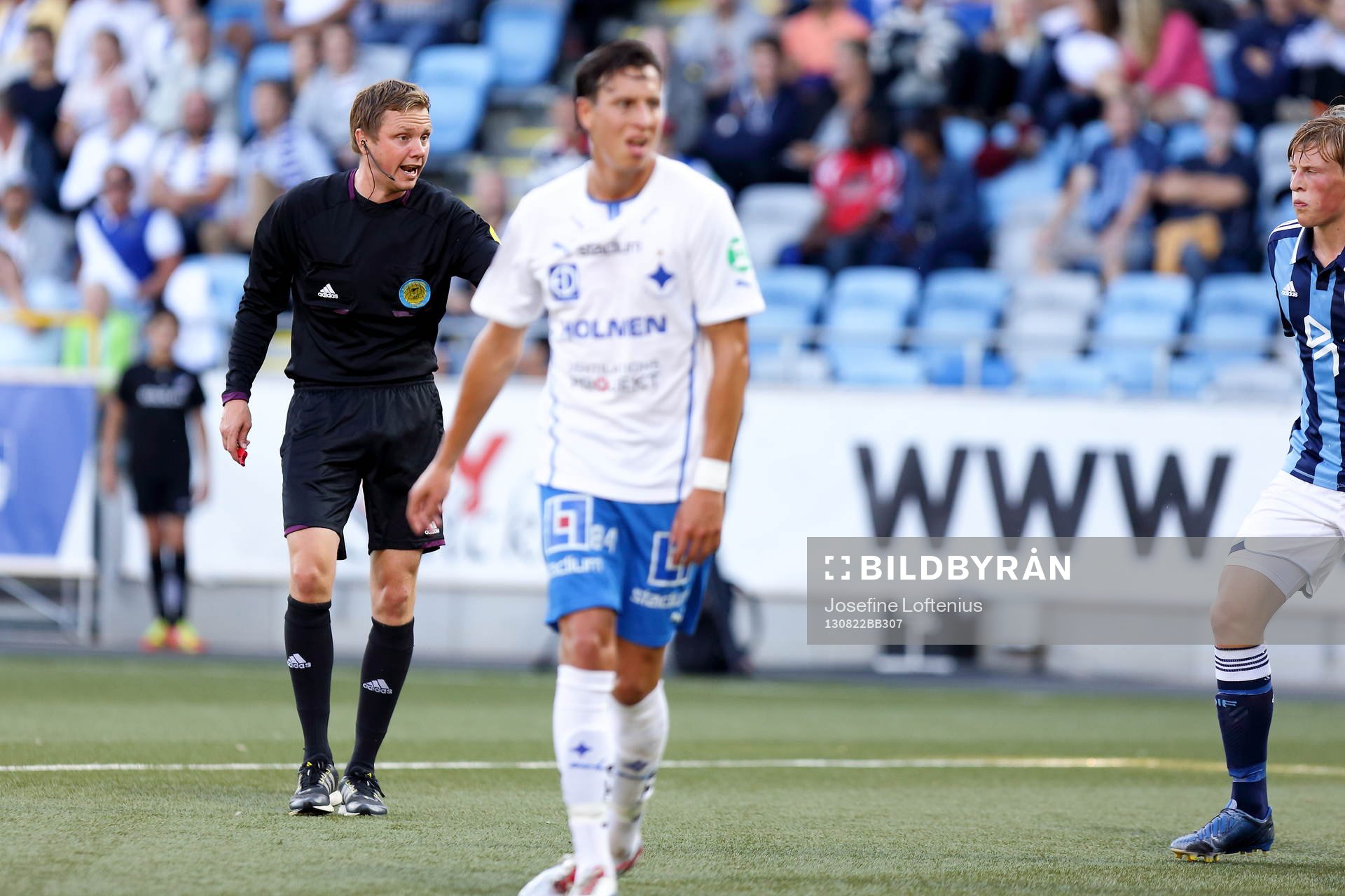 Domare Markus Strömbergsson i fotbollsmatchen mellan
