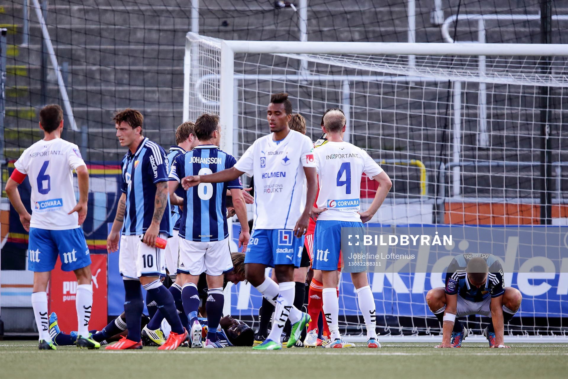 Djurgårdens Daniel Amartey skadas i fotbollsmatchen mellan