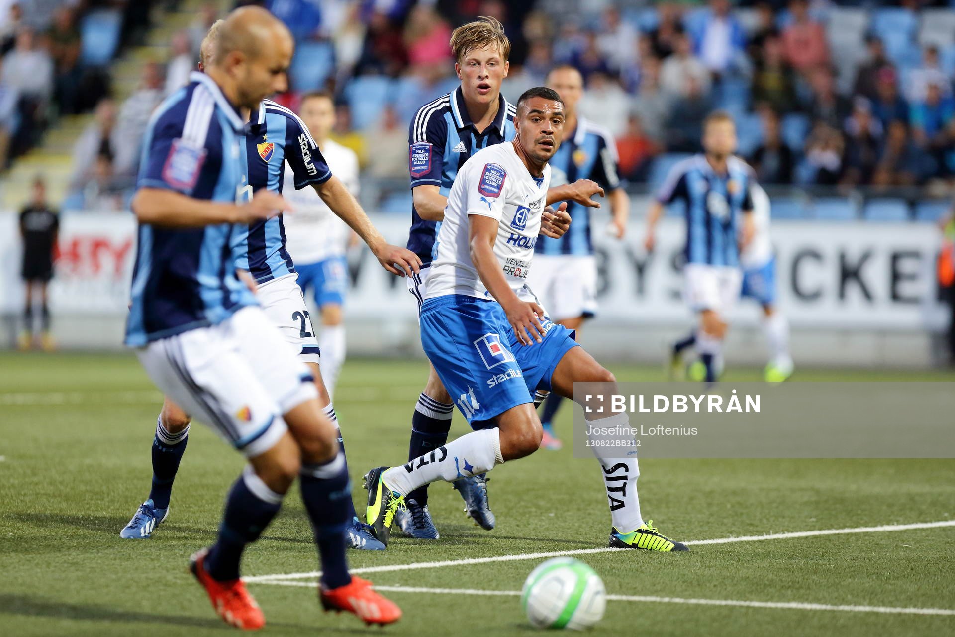 Norrköpings Bobbie Friberg da Cruz i kamp med Djurgårdsspelare i fotbollsmatchen mellan Norrköping och Djurgården i Allsvenskan i fotboll den 22 augusti 2013 i Norrköping.