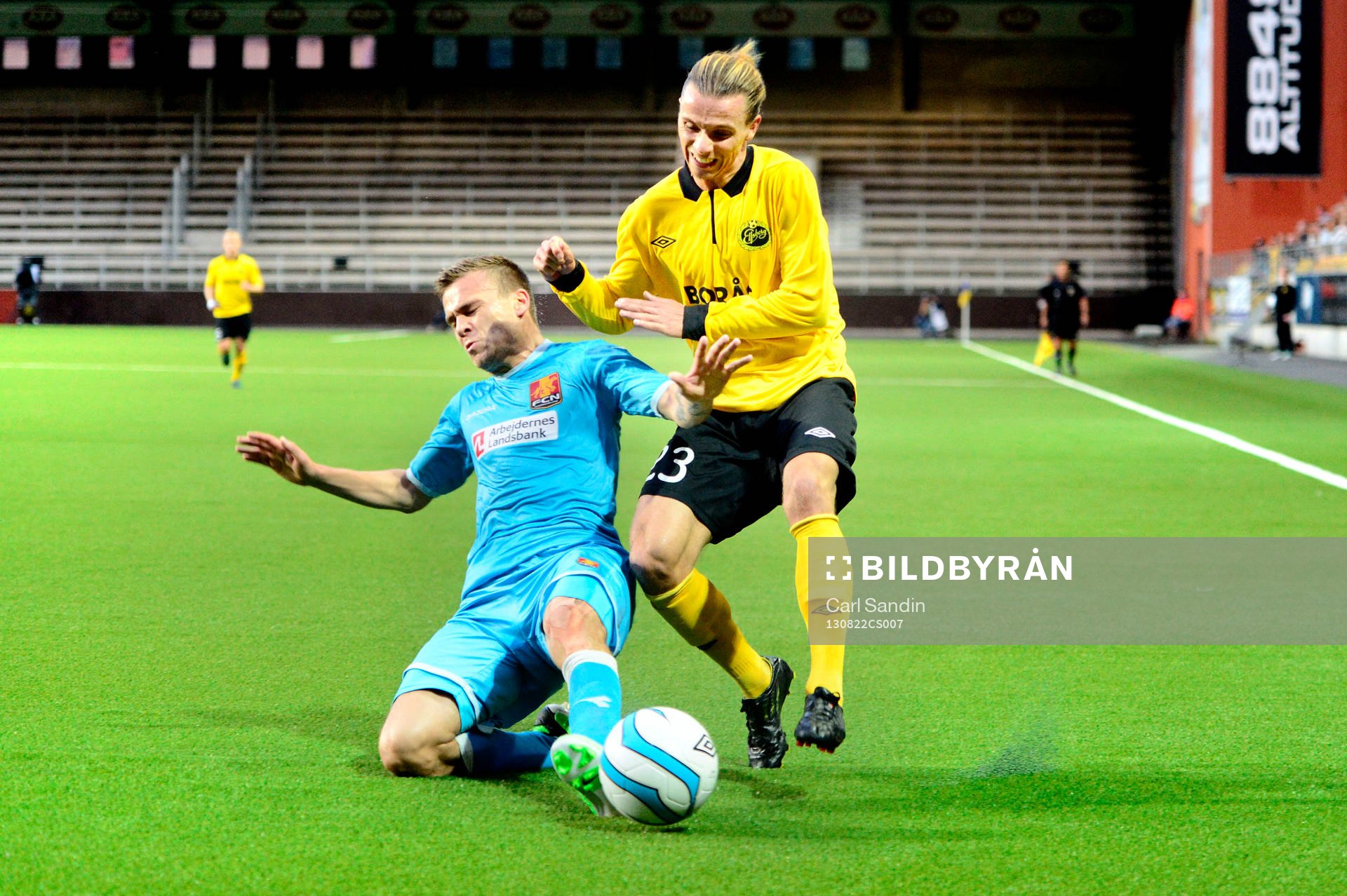 Nordsjällands Mario Tičinović faller i kamp om bollen med Elfsborgs Niklas Hult under fotbollsmatchen mellan Elfsborg och Nordsjälland i Europa League playoff 22 augusti 2013 i Borås.