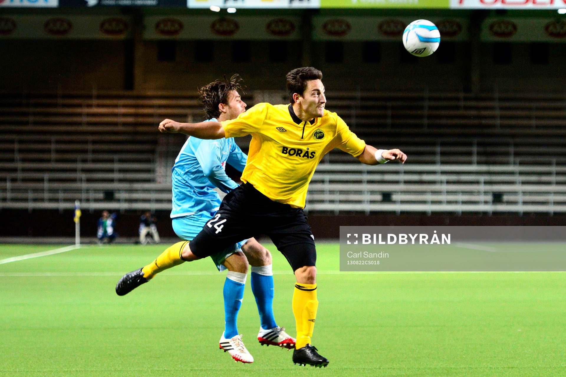 Nordsjällands Martin Vingaard i nickduell med Elfsborgs Stefan Ishizaki under fotbollsmatchen mellan Elfsborg och Nordsjälland i Europa League playoff 22 augusti 2013 i Borås.