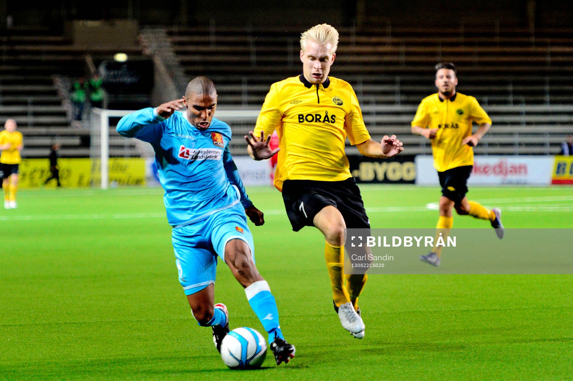 Nordsjällands Patrick Mtiliga jagas av Elfsborgs Johan Larsson under fotbollsmatchen mellan Elfsborg och Nordsjälland i Europa League playoff 22 augusti 2013 i Borås.