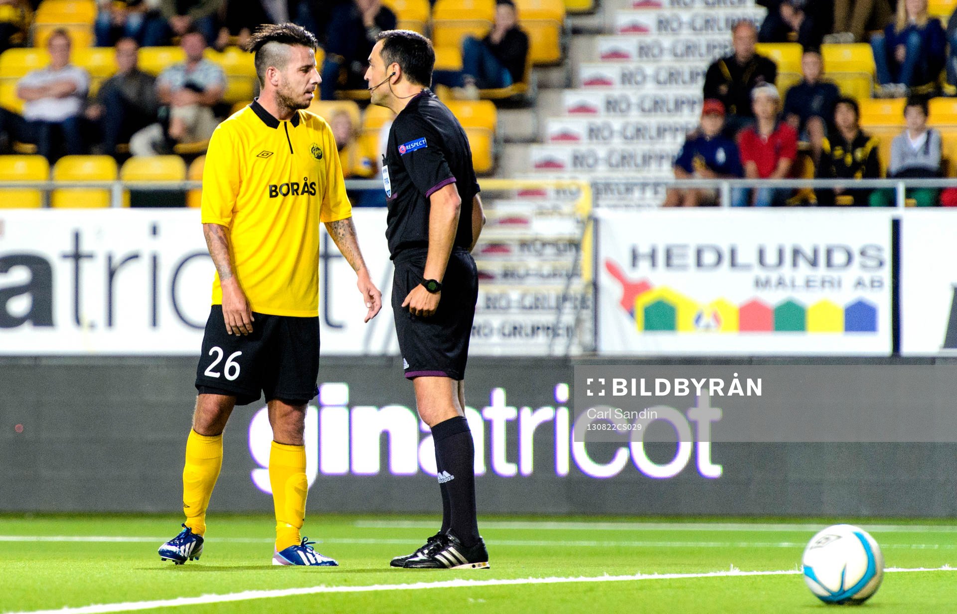 Elfsborgs Mikkel Backmann diskuterar med domaren Domare
