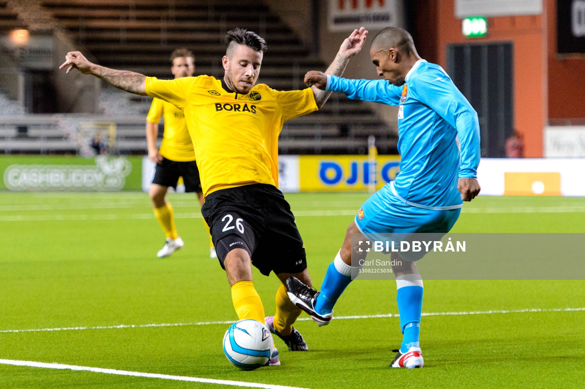 Elfsborgs Mikkel Backmann går in i närkamp med Nordsjällands Patrick Mtiliga under fotbollsmatchen mellan Elfsborg och Nordsjälland i Europa League playoff 22 augusti 2013 i Borås.