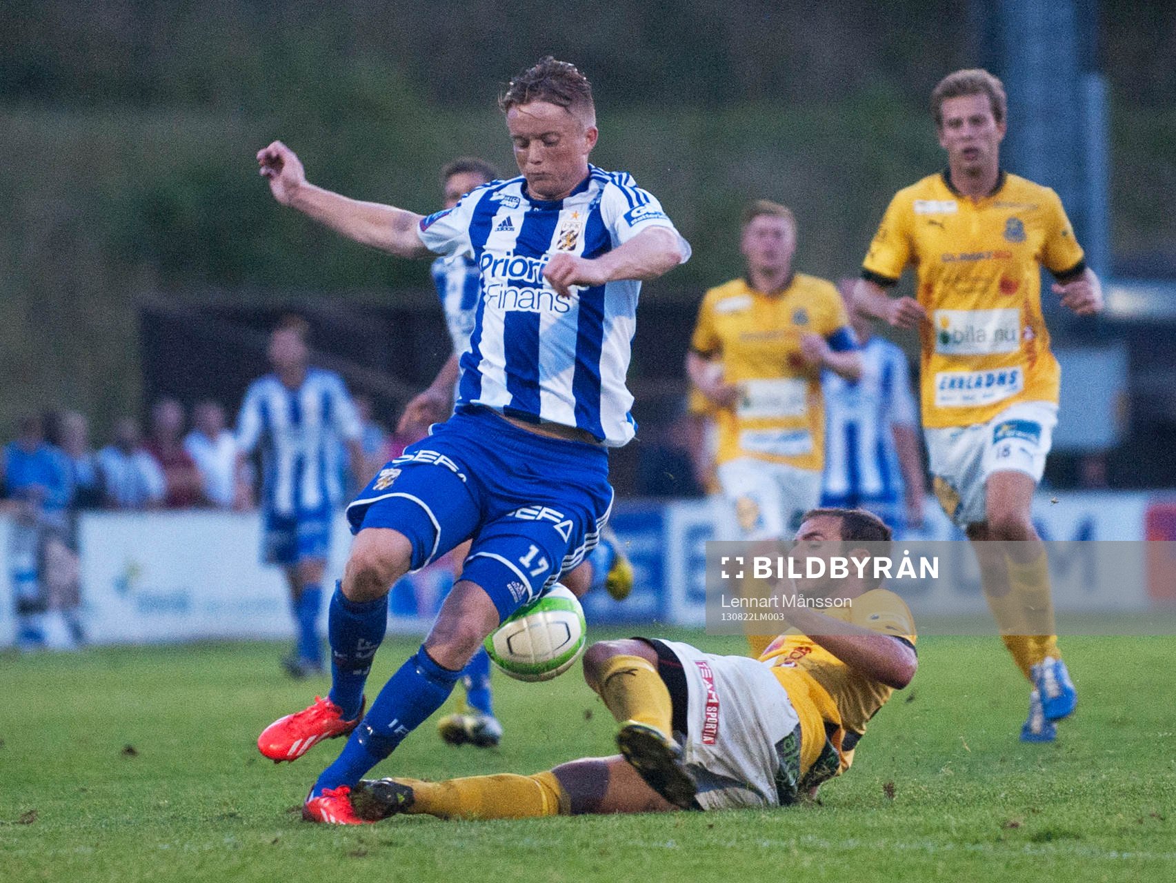 Sam Larsson, IFK Göteborg, tacklas bryskt i friläge
