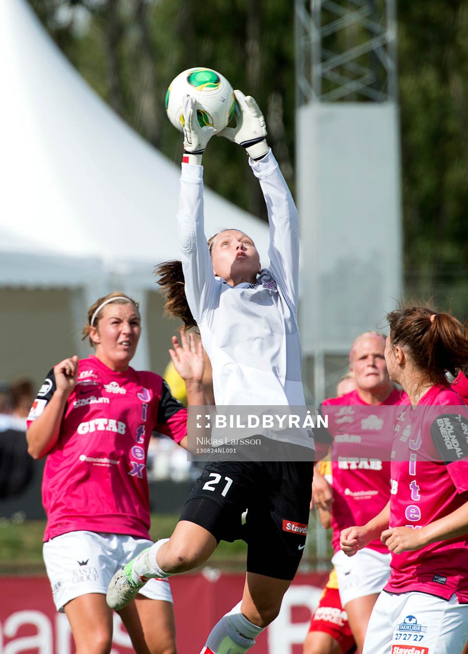 Jennifer Falk, målvakt Jitex räddar ett skott under en fotbollsmatch i damallsvenskan mellan Tyresö och Jitex, den 24 augusti 2013 i Stockholm, Sverige.