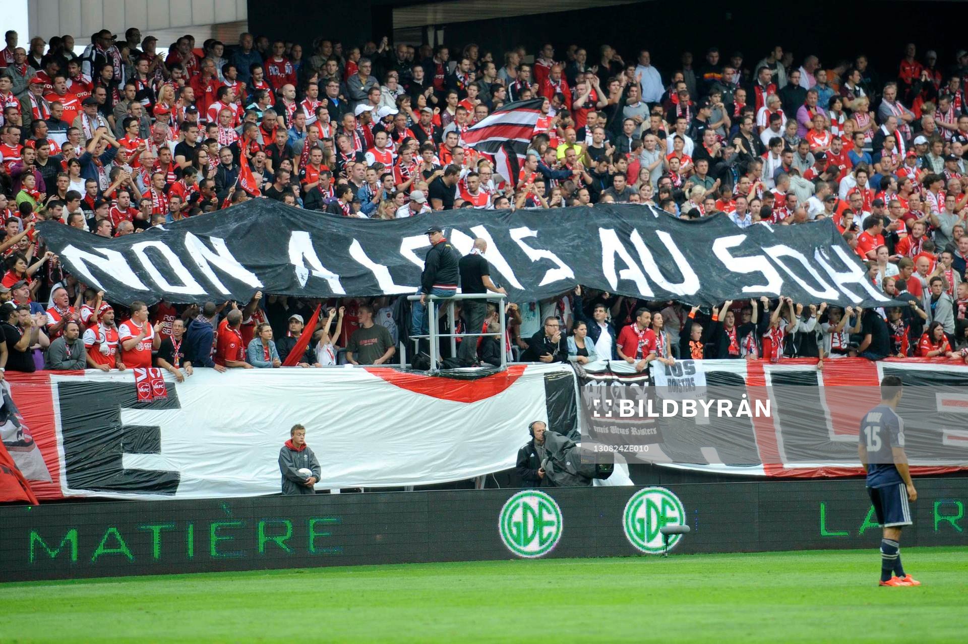  Fotboll, Lique 1, Valenciennes - Marseille: Banderole Non a Lens au SDH (non a Lens au Stade du Hainaut) - 24.08.2013 - Valenciennes / Marseille - 3eme Journee de Ligue 1