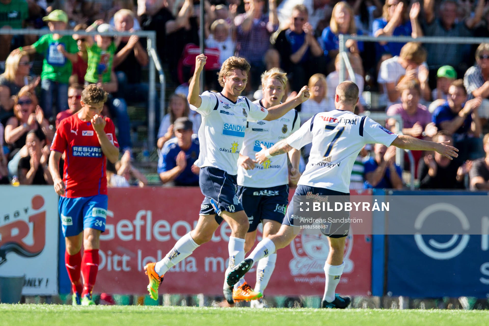 Gefles Jakob Orlov gör 1-0 på nick och gratuleras