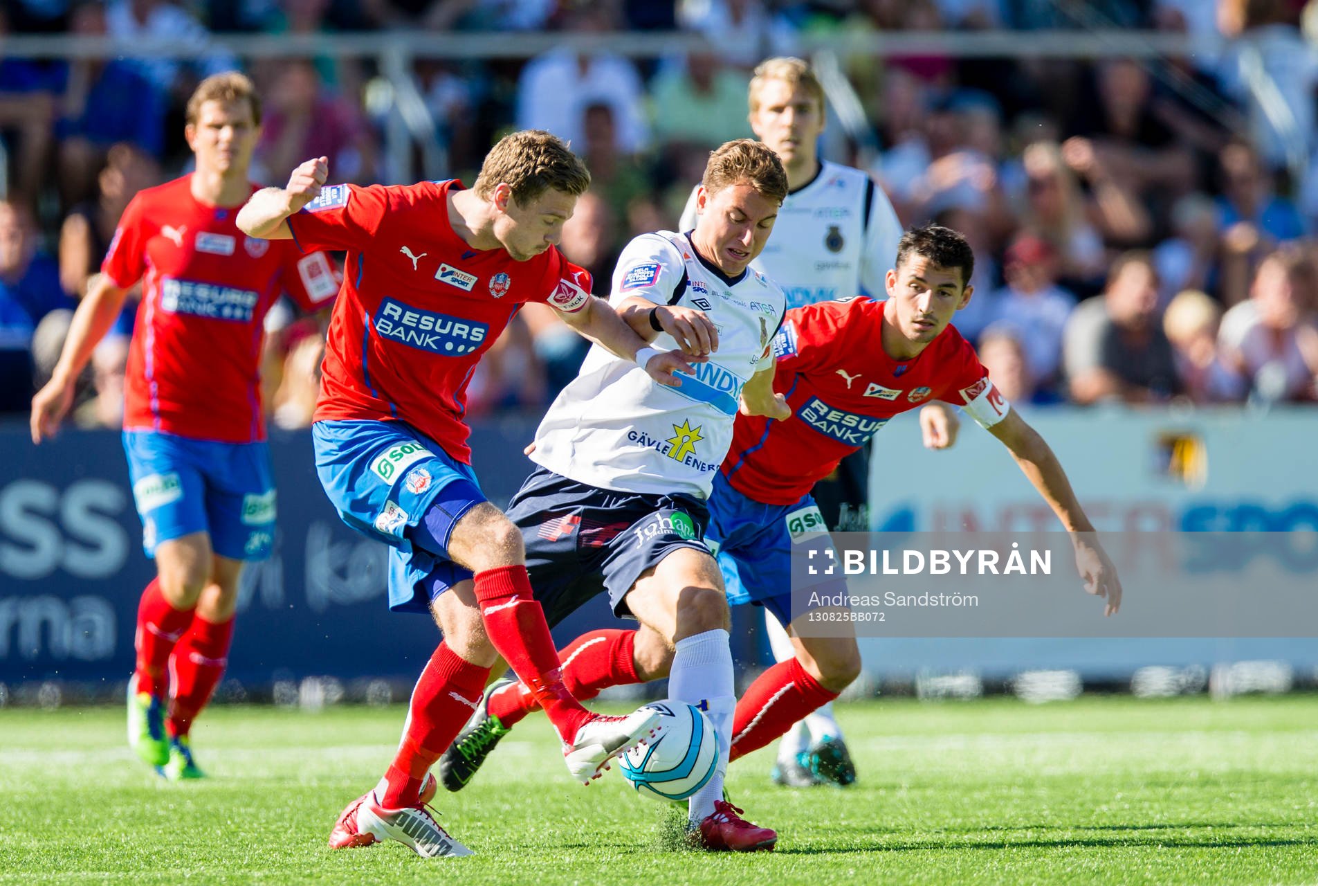 Helsingborgs Arnor Smarason och Loret Sadiku i en duell med