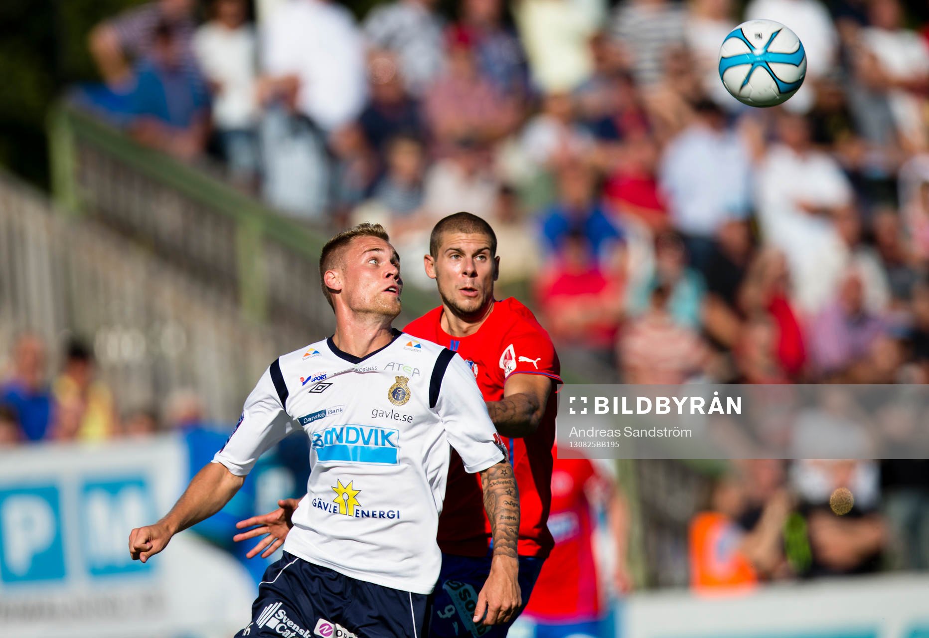 Gefles David Fällman i kamp om bollen med Helsingborgs