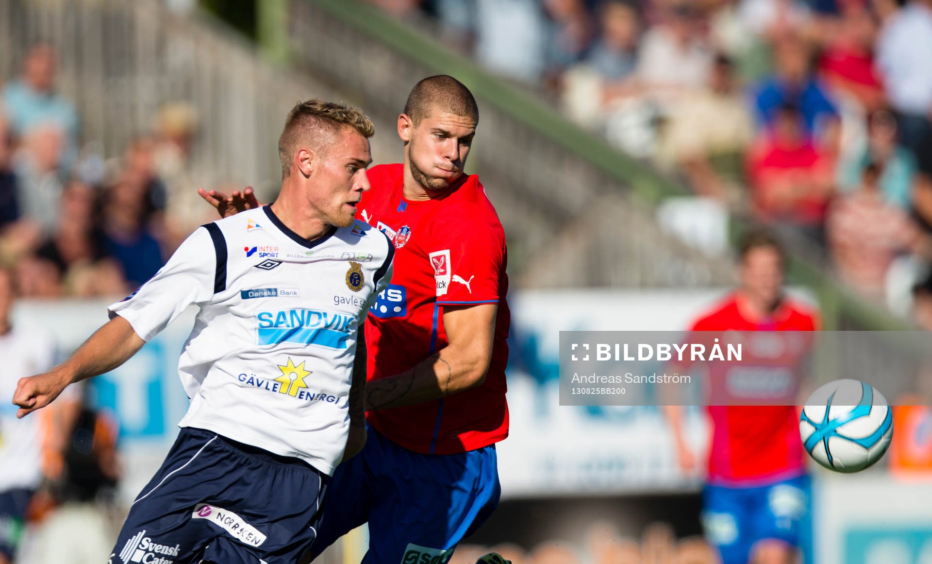Gefles David Fällman i kamp om bollen med Helsingborgs