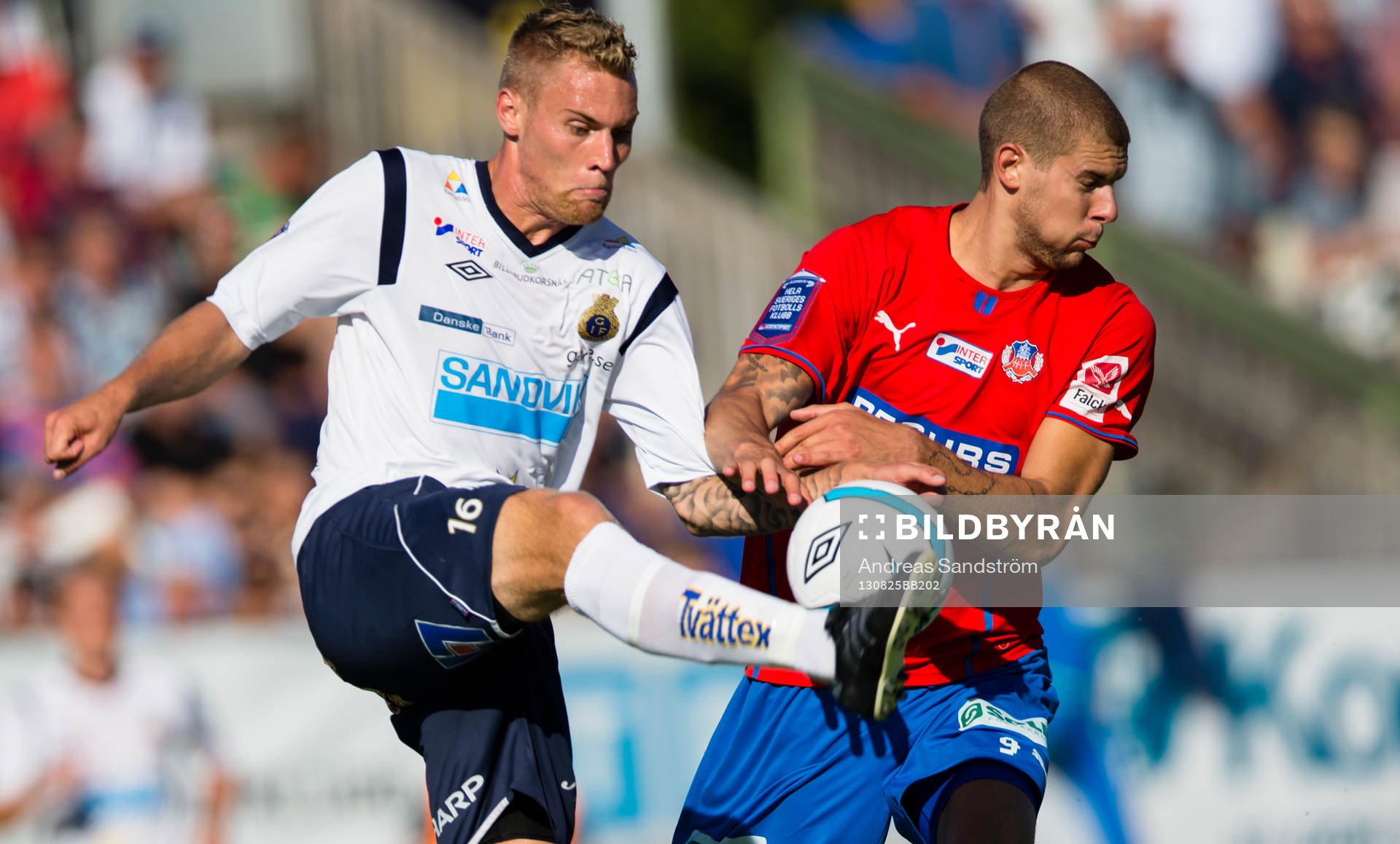 Gefles David Fällman i kamp om bollen med Helsingborgs