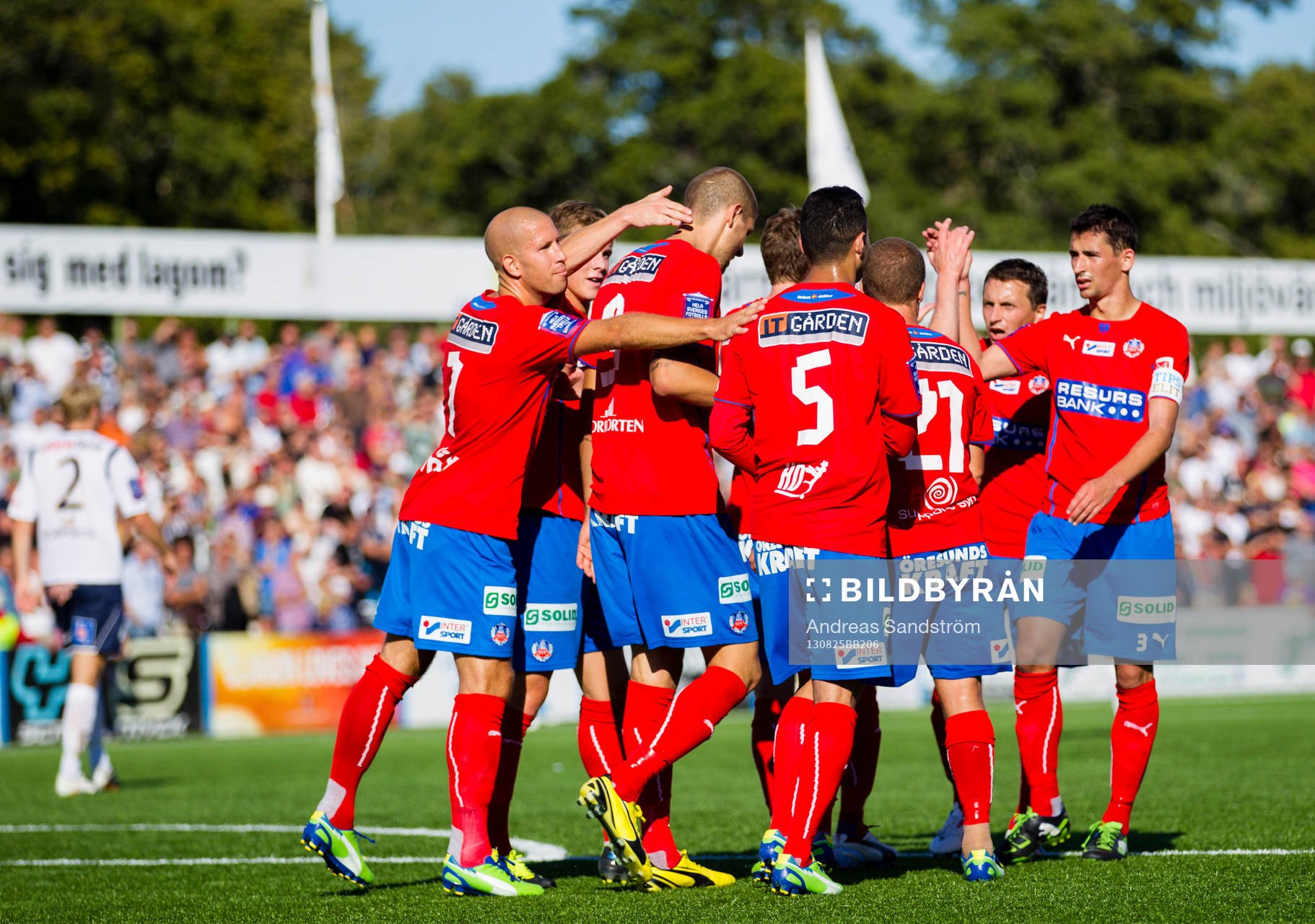 Helsingborgs Imad Khalili  gör 2-1 och gratuleras av