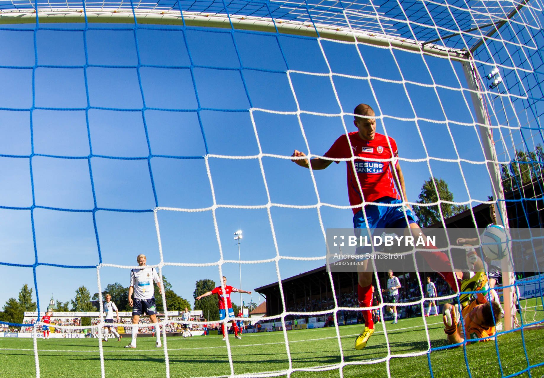 Helsingborgs Robin Simovic gör 1-2 bakom Gefles målvakt