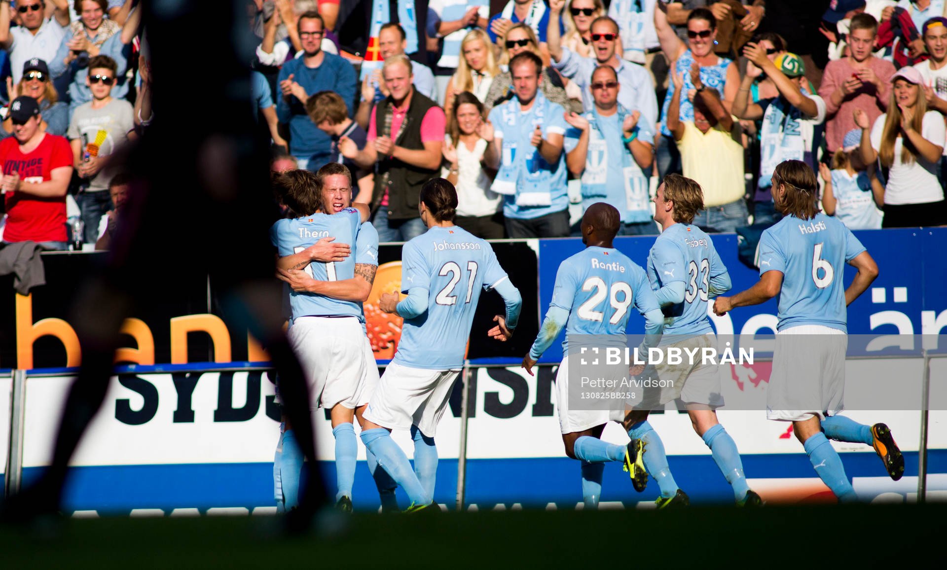 Malmö FFs Pontus Jansson gör 1-1 laget jublar