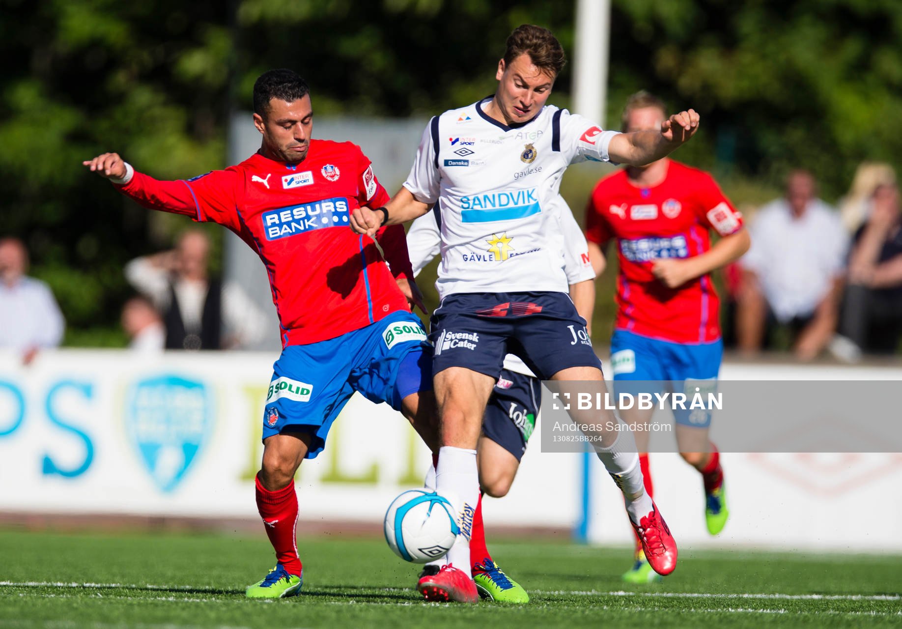Helsingborgs Imad Khalili och Gefles Marcus Hansson i en duell under fotbollsmatchen i Allsvenskan mellan Gefle och Helsingborg den 25 Augusti 2013 i Gävle.