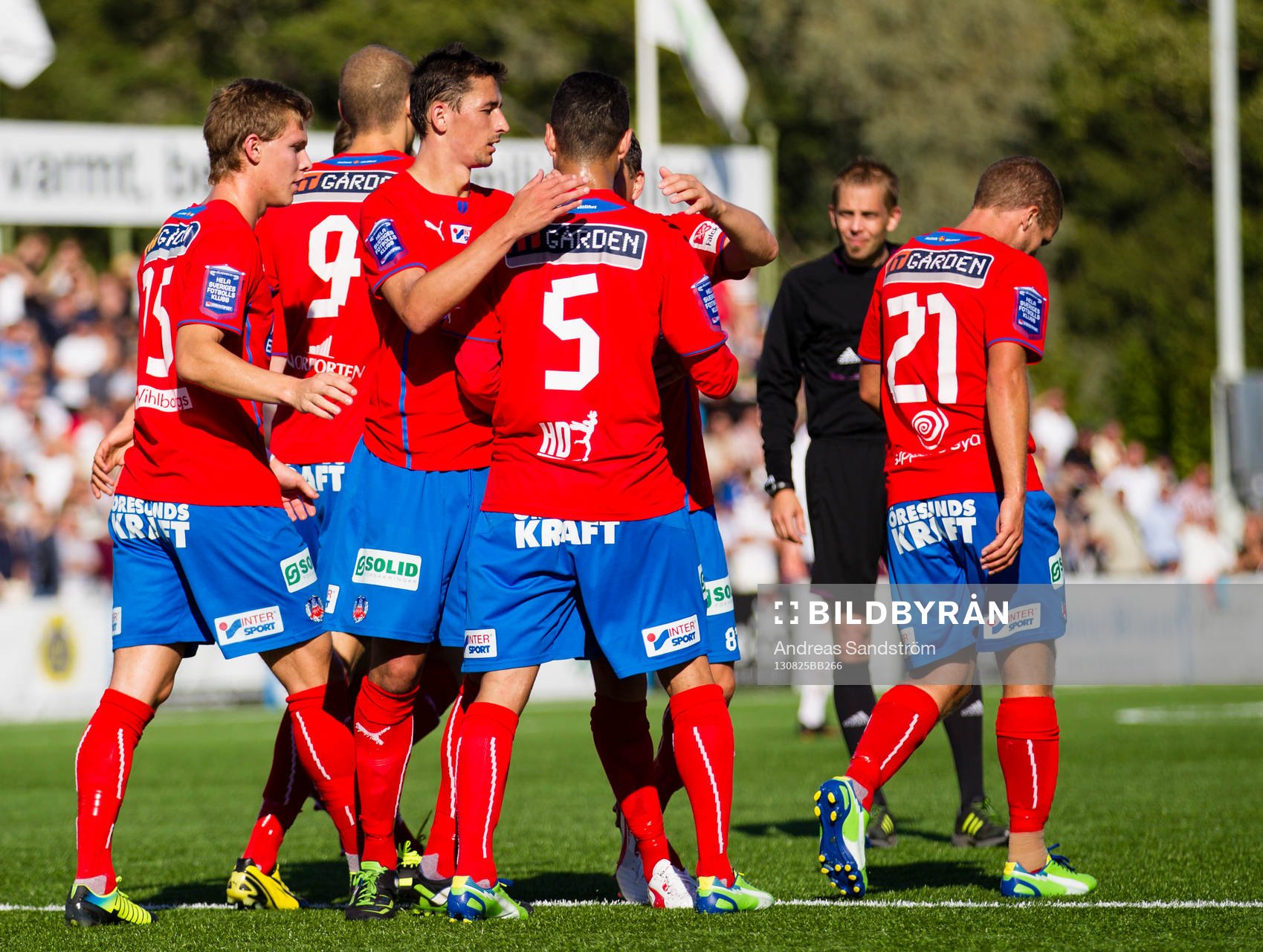 Helsingborgs Imad Khalili gratuleras av lagkamrater
