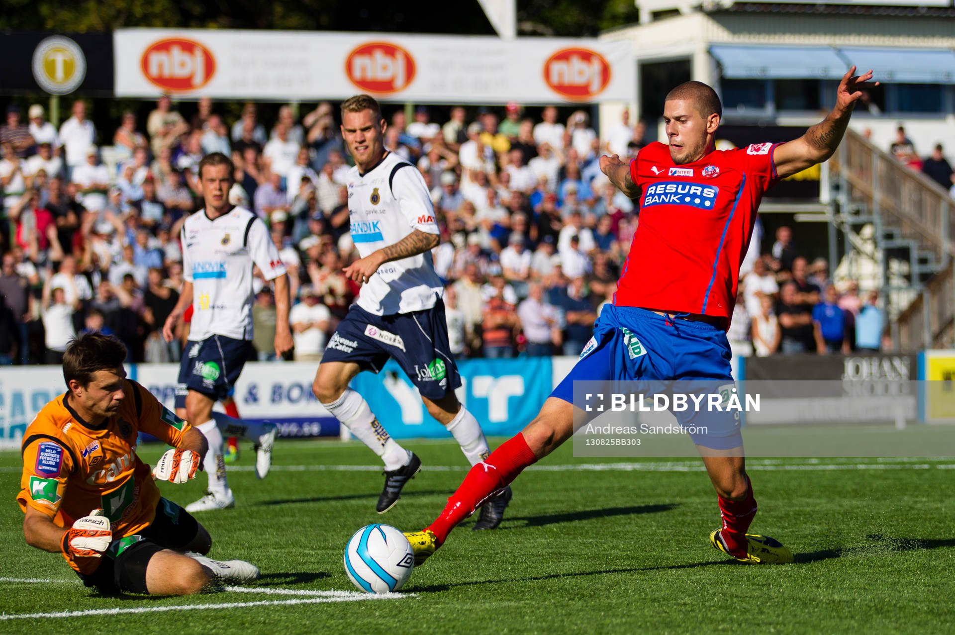 Helsingborgs Robin Simovic och Gefles målvakt Emil Hedvall
