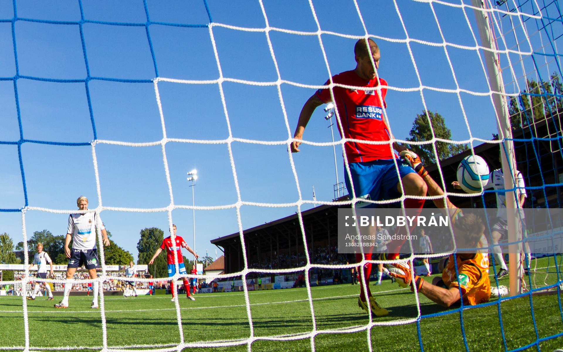 Helsingborgs Robin Simovic stör Gefles målvakt Emil