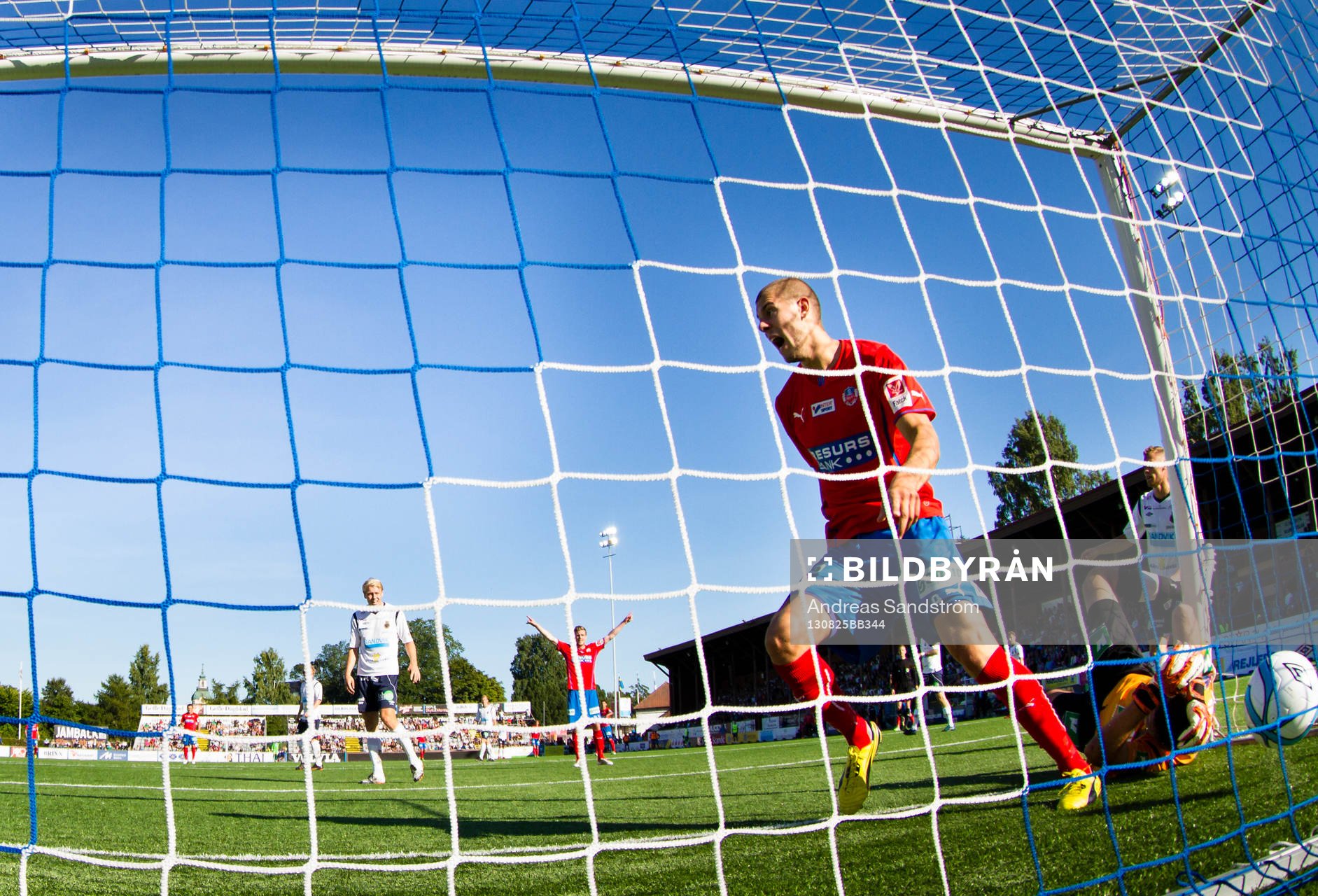 Helsingborgs Robin Simovic jublar brevid Gefles målvakt