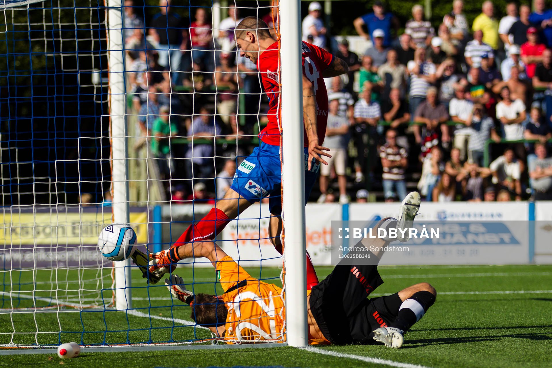 Helsingborgs Robin Simovic och Gefles målvakt Emil Hedvall vid 1-2 målet som senare tilldelades Helsingborgs Imad Khalili (ej i bild) under fotbollsmatchen i Allsvenskan mellan Gefle och Helsingborg den 25 Augusti 2013 i Gävle.