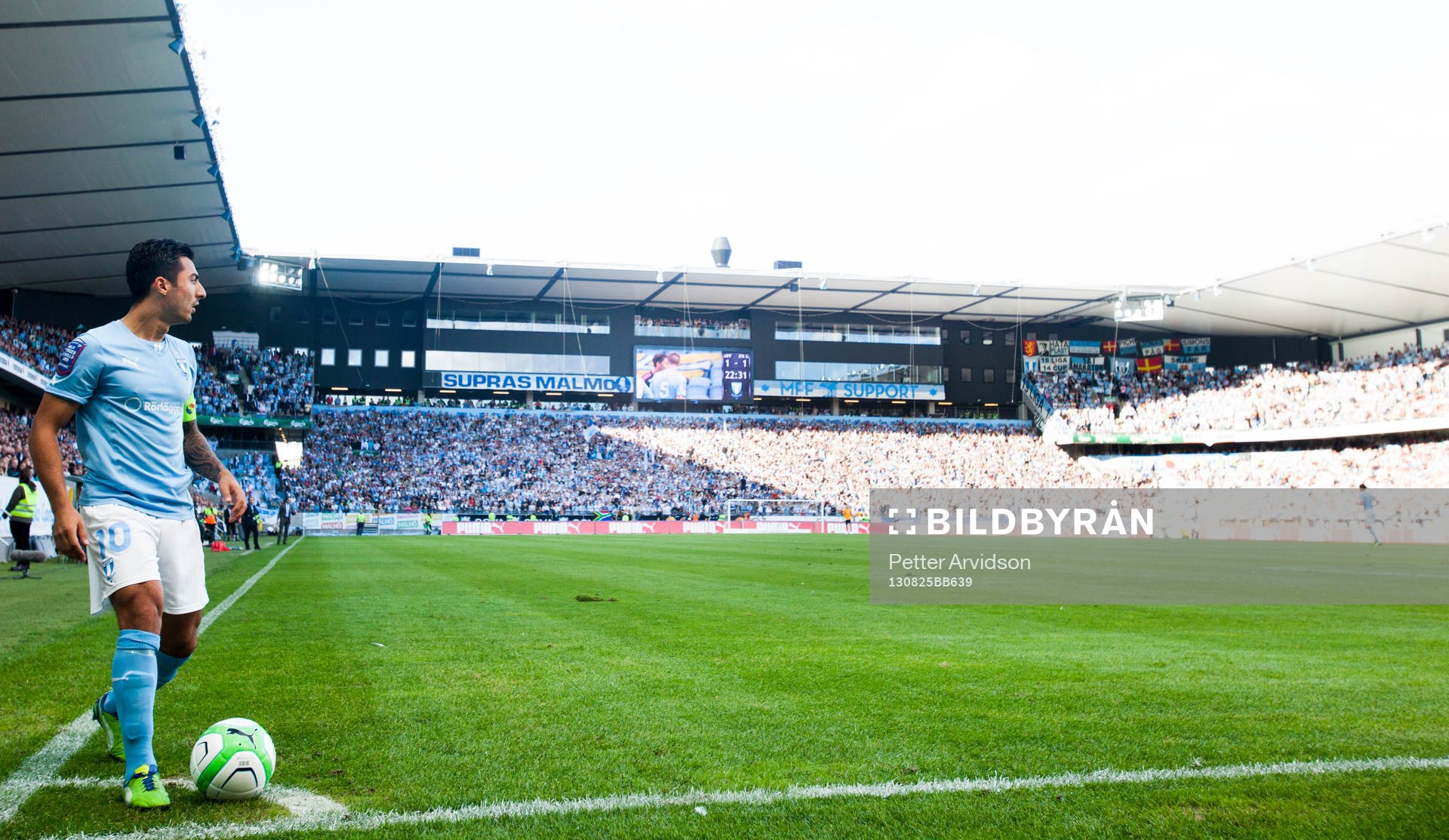 Malmö FFs Jiloan Hamad lägger upp bollen för en hörna